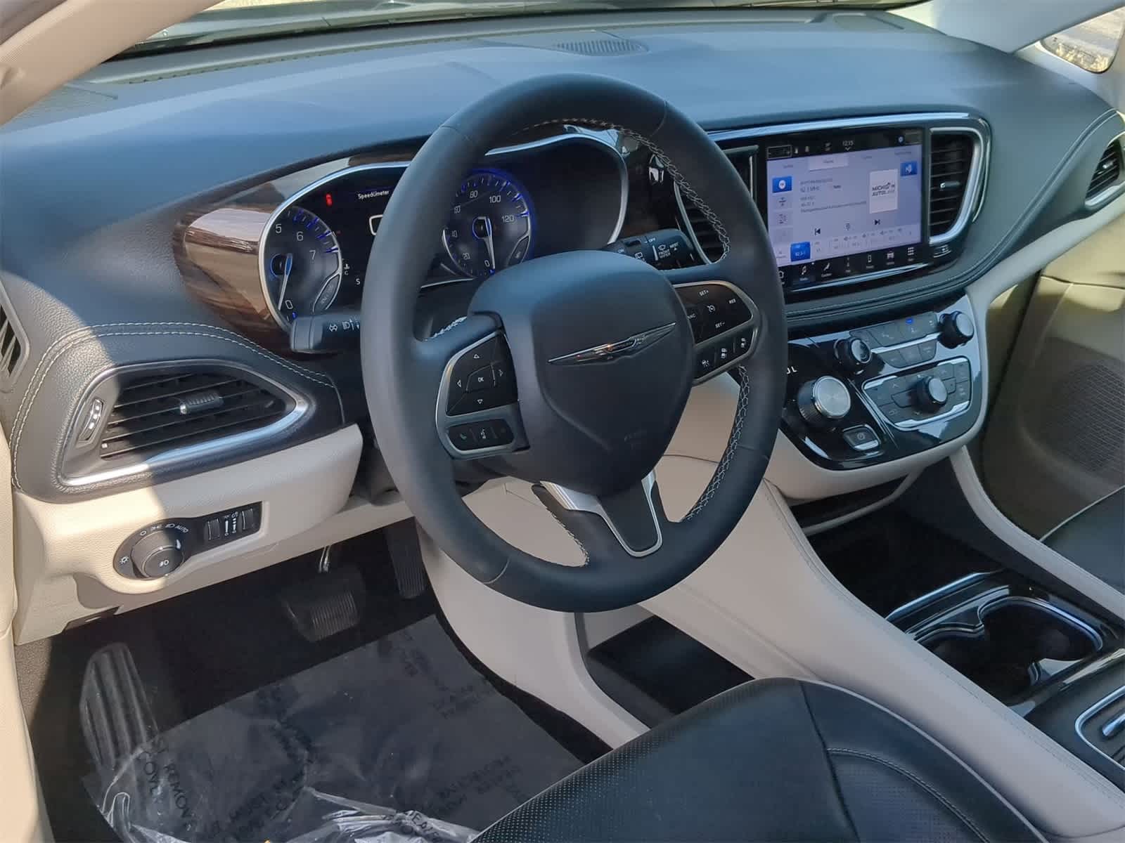 Thumbnail: 2023 Chrysler Pacifica - 10