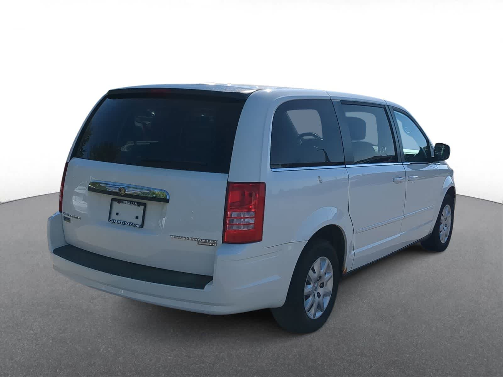 Thumbnail: 2010 Chrysler Town & Country - 8