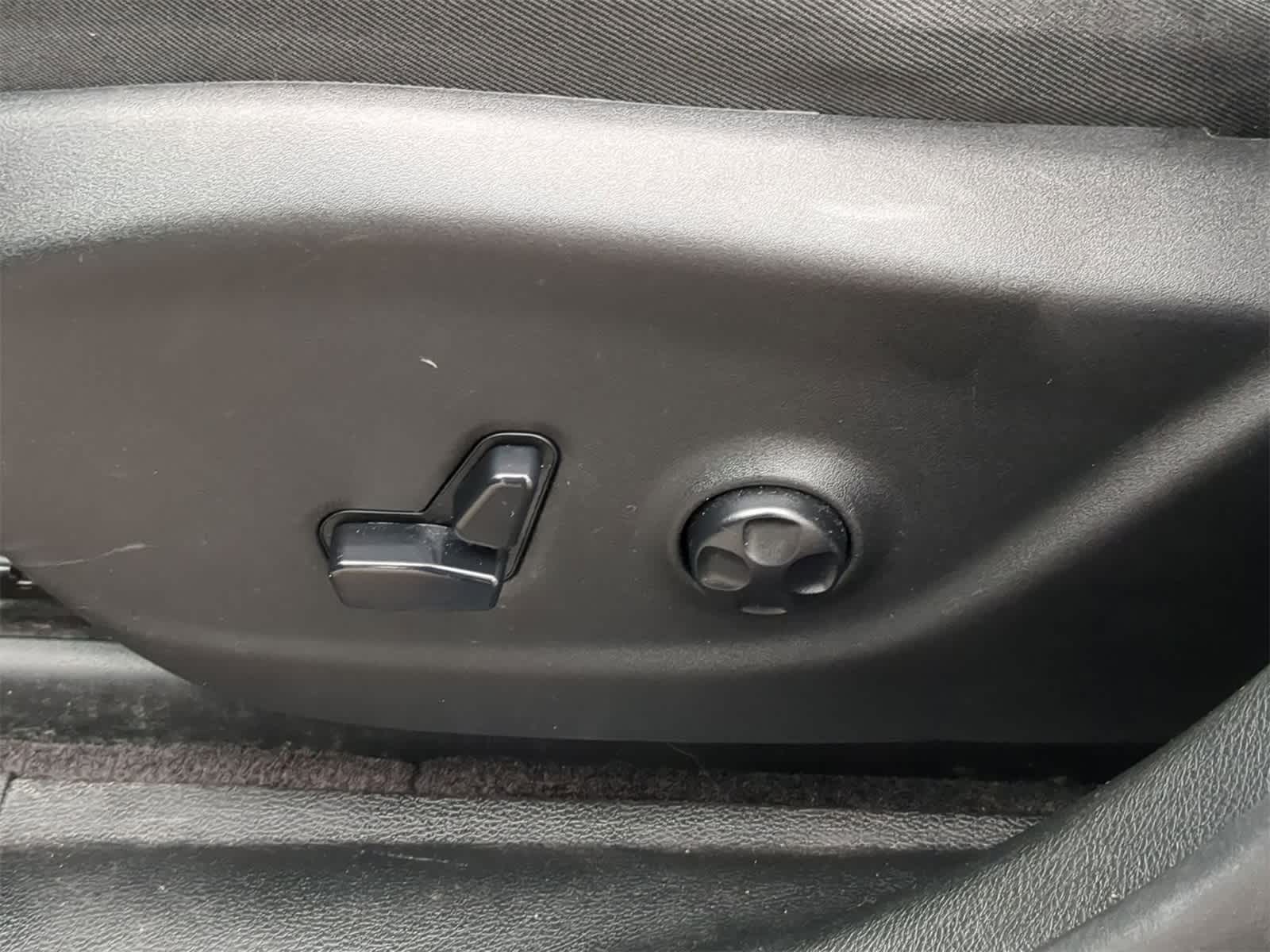 Thumbnail: 2019 Jeep Cherokee - 24