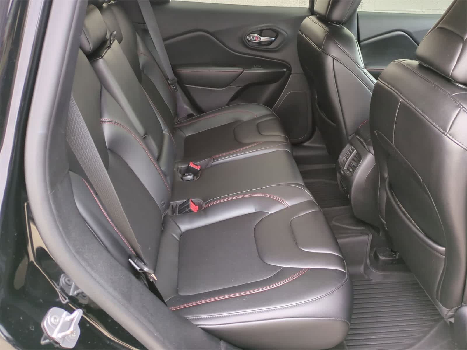 Thumbnail: 2019 Jeep Cherokee - 20