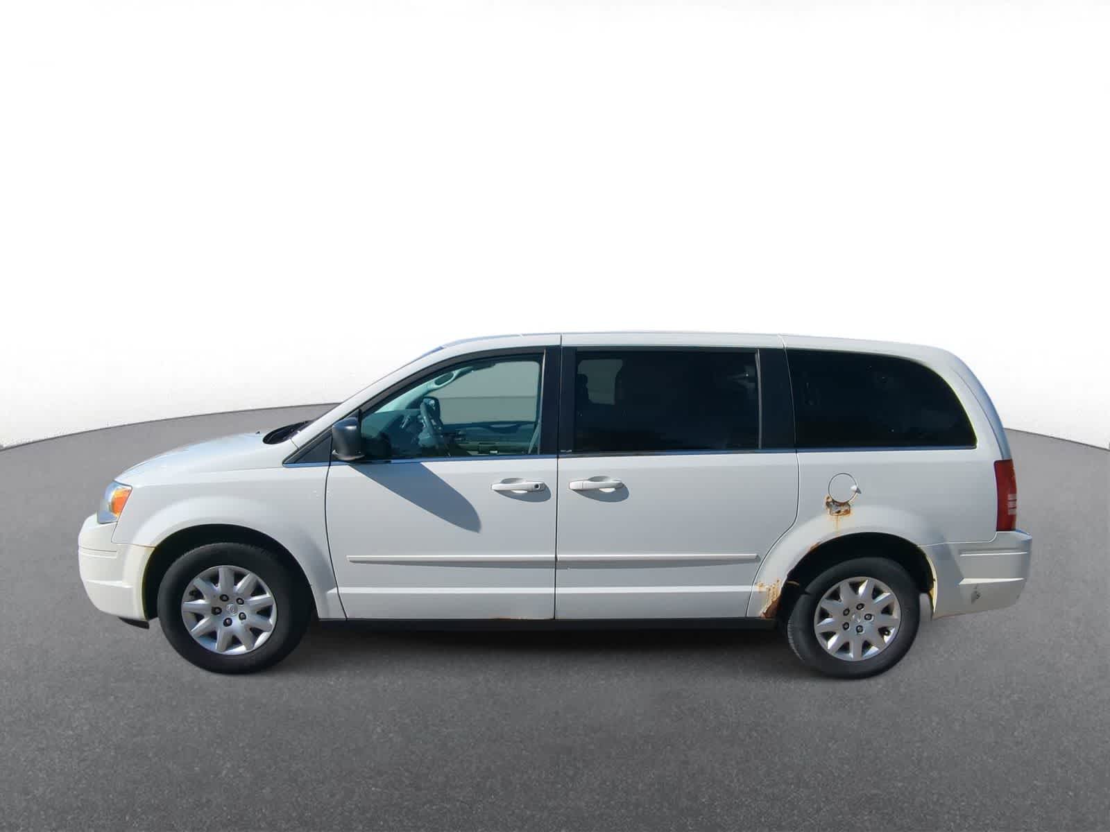 Thumbnail: 2010 Chrysler Town & Country - 5
