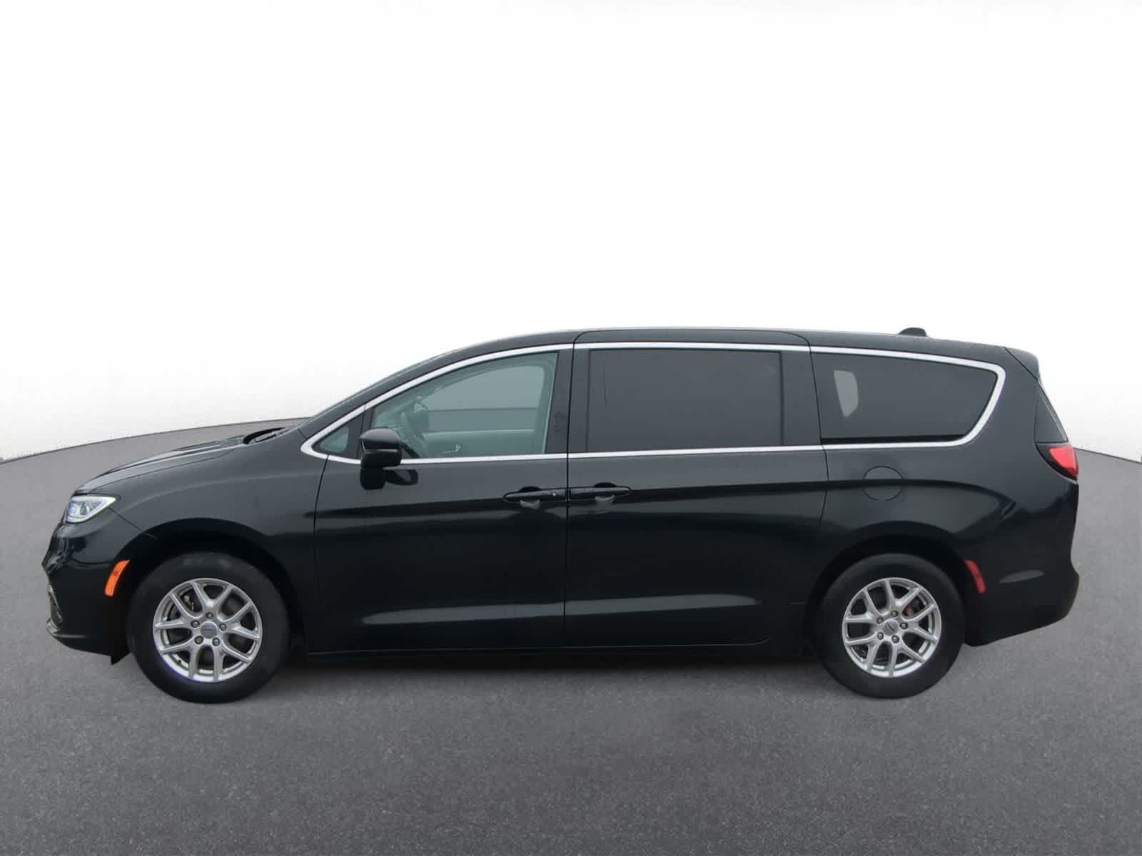 Thumbnail: 2023 Chrysler Pacifica - 5