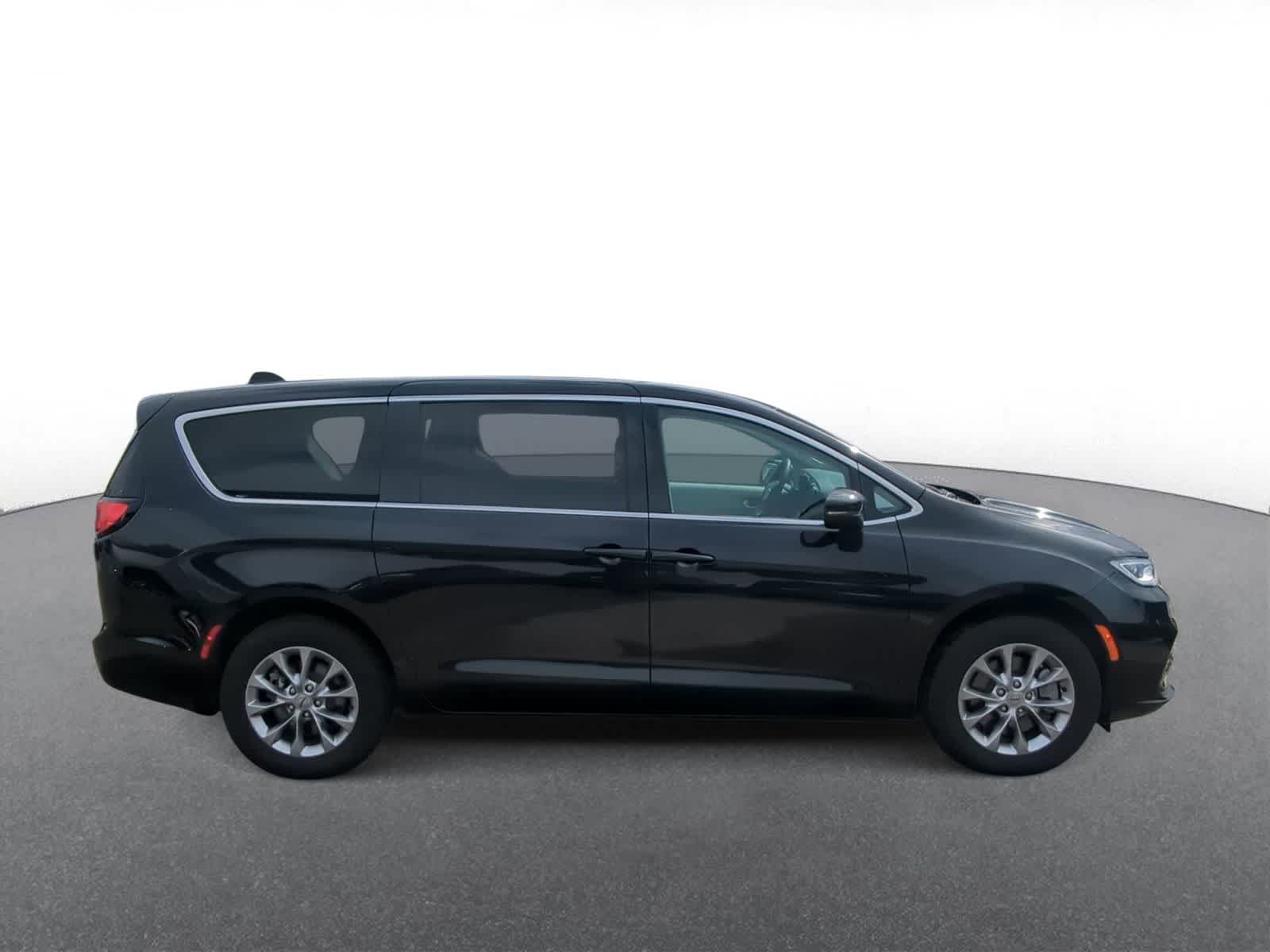 Thumbnail: 2023 Chrysler Pacifica - 9