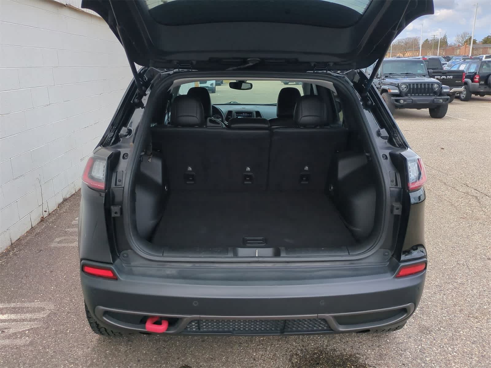 Thumbnail: 2019 Jeep Cherokee - 34