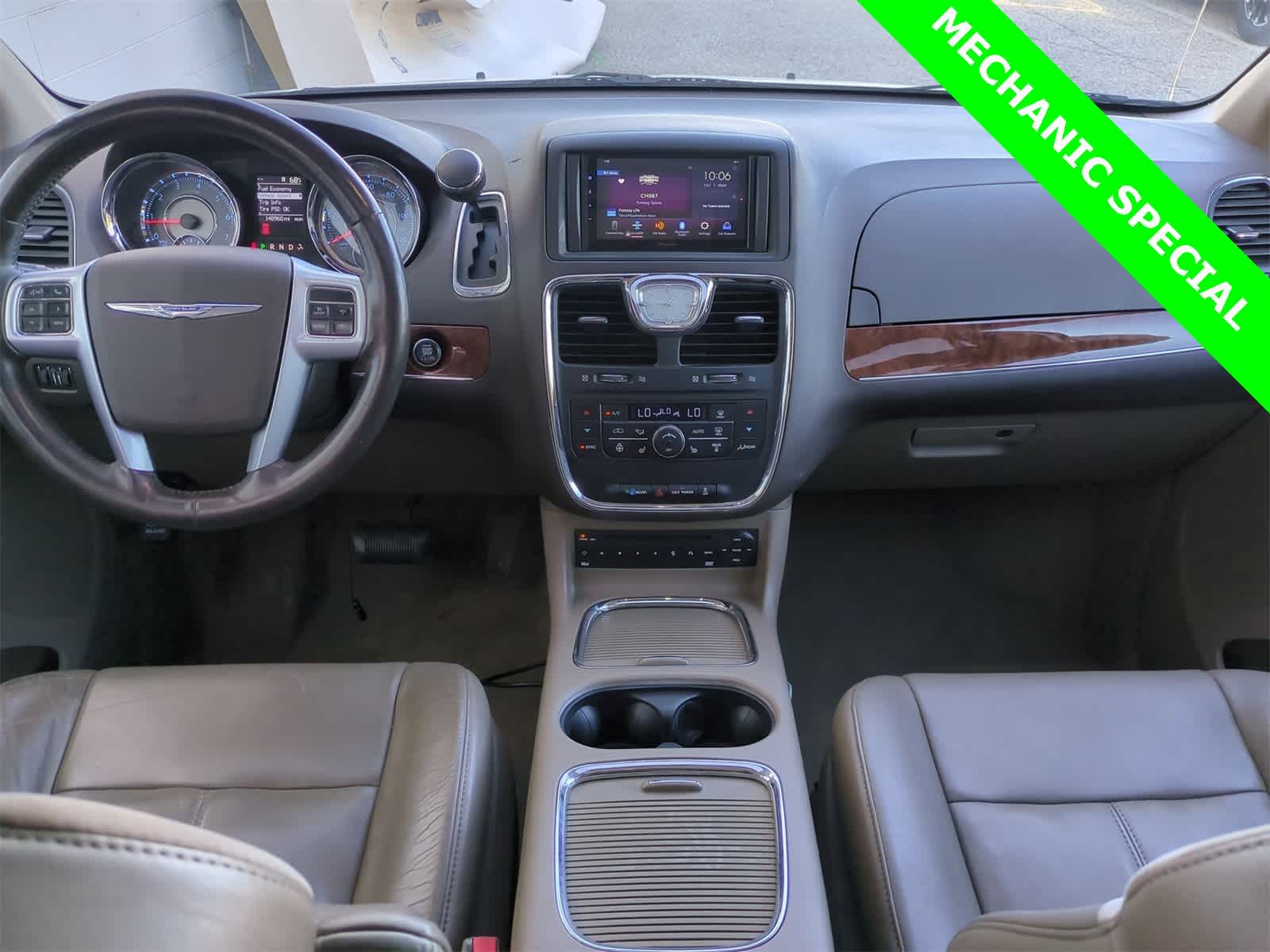 Thumbnail: 2011 Chrysler Town & Country - 14
