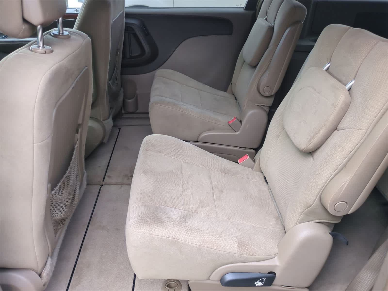 Thumbnail: 2011 Chrysler Town & Country - 16