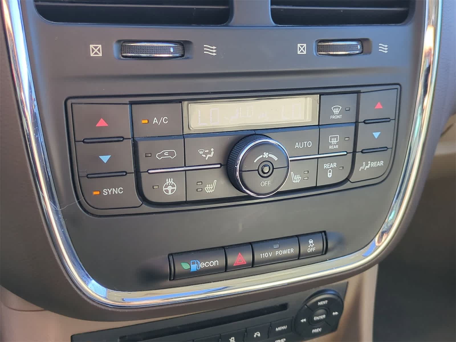 Thumbnail: 2011 Chrysler Town & Country - 30