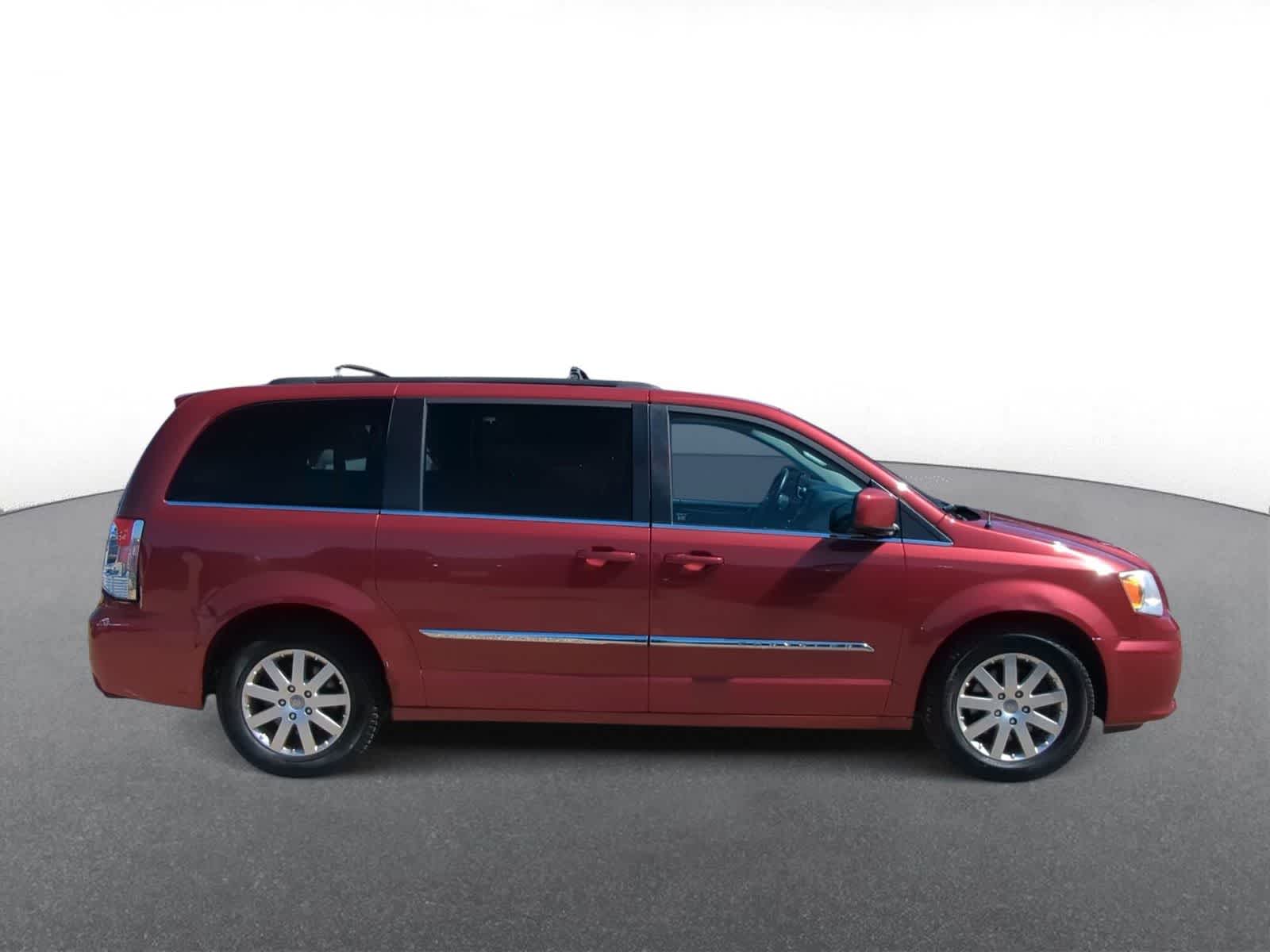 Thumbnail: 2014 Chrysler Town & Country - 9