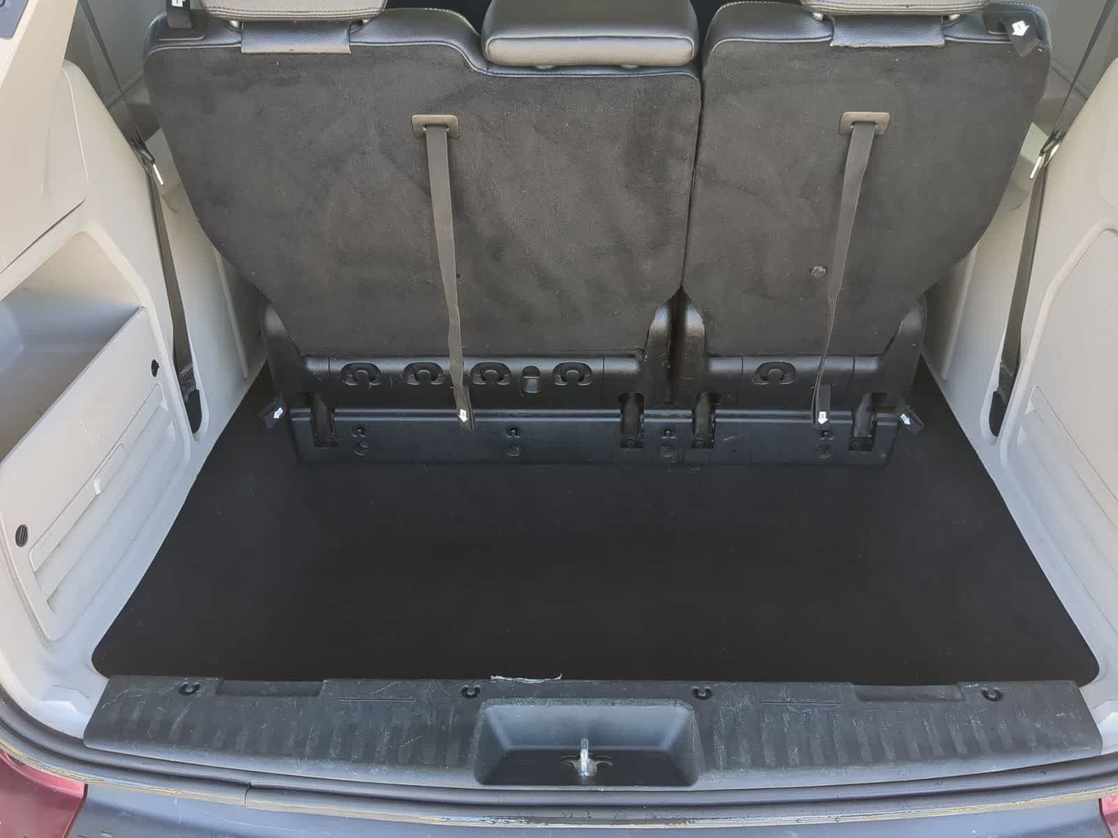 Thumbnail: 2014 Chrysler Town & Country - 30