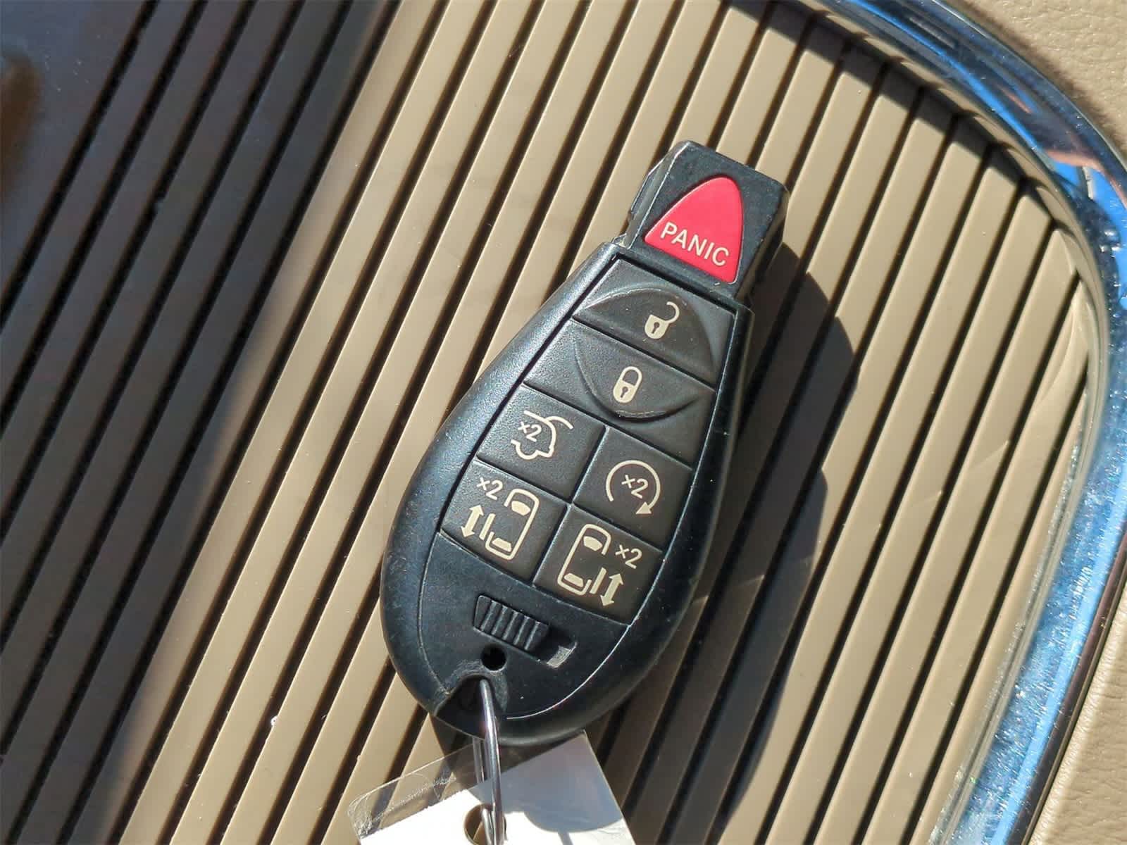 Thumbnail: 2011 Chrysler Town & Country - 34