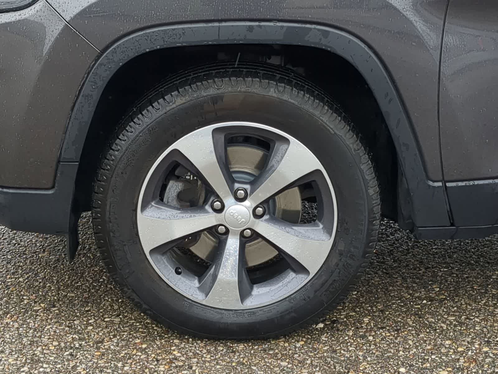 Thumbnail: 2019 Jeep Cherokee - 14