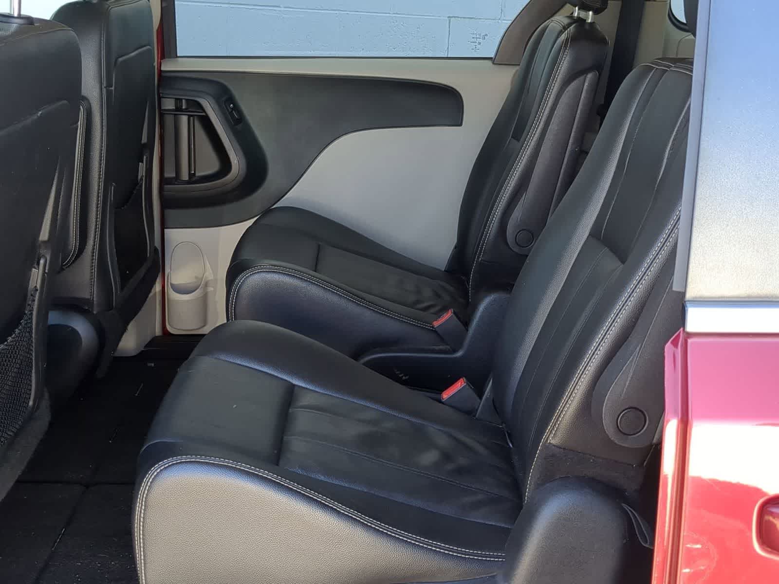 Thumbnail: 2014 Chrysler Town & Country - 19