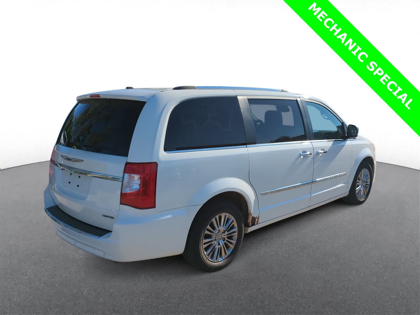 Thumbnail: 2011 Chrysler Town & Country - 8