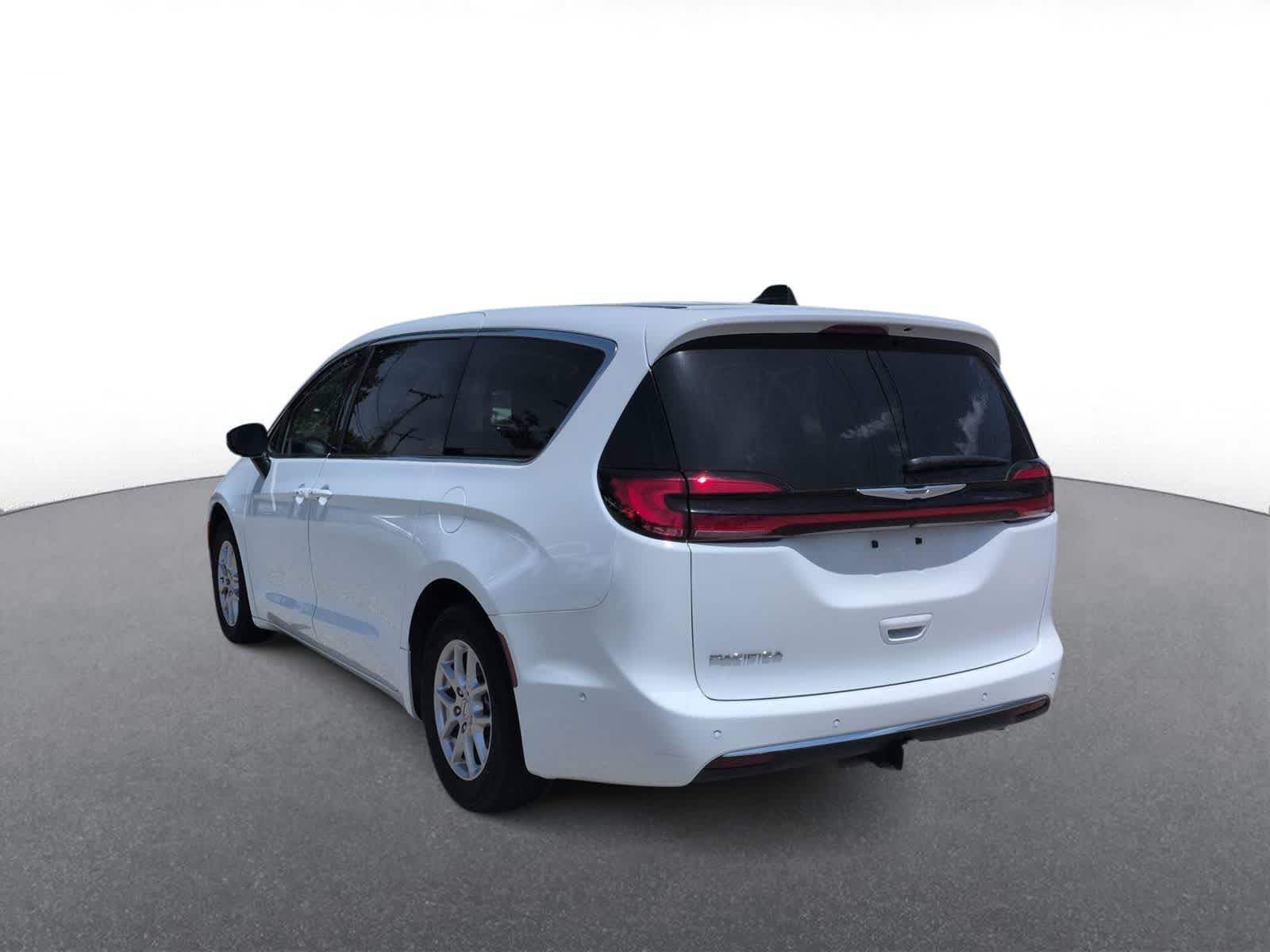 Thumbnail: 2023 Chrysler Pacifica - 6