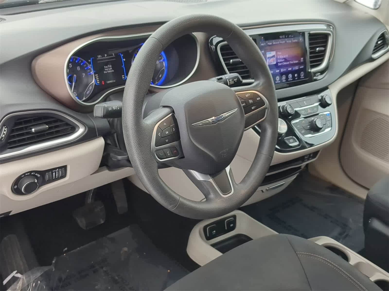 Thumbnail: 2017 Chrysler Pacifica - 10