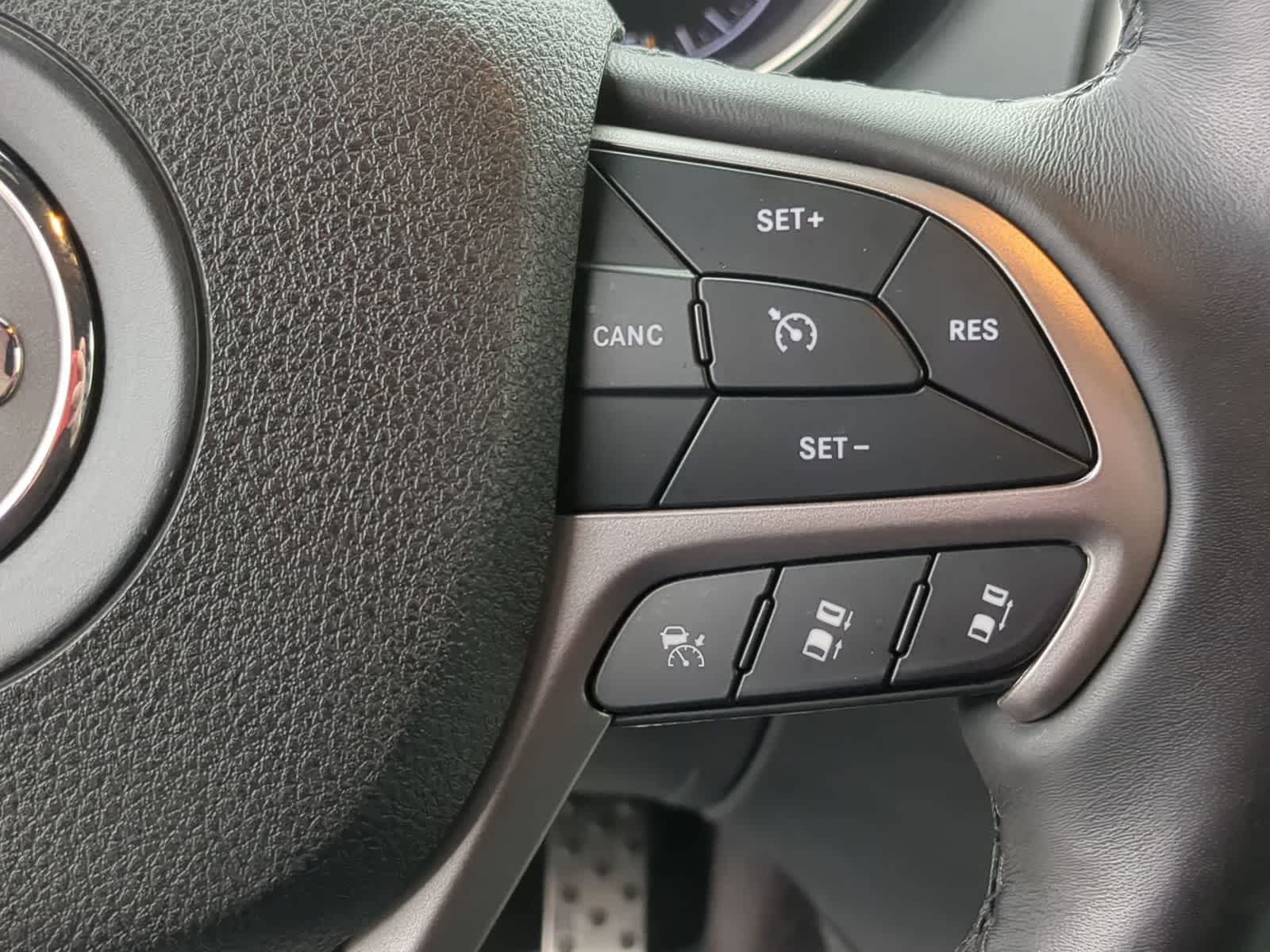 Thumbnail: 2018 Jeep Grand Cherokee - 24