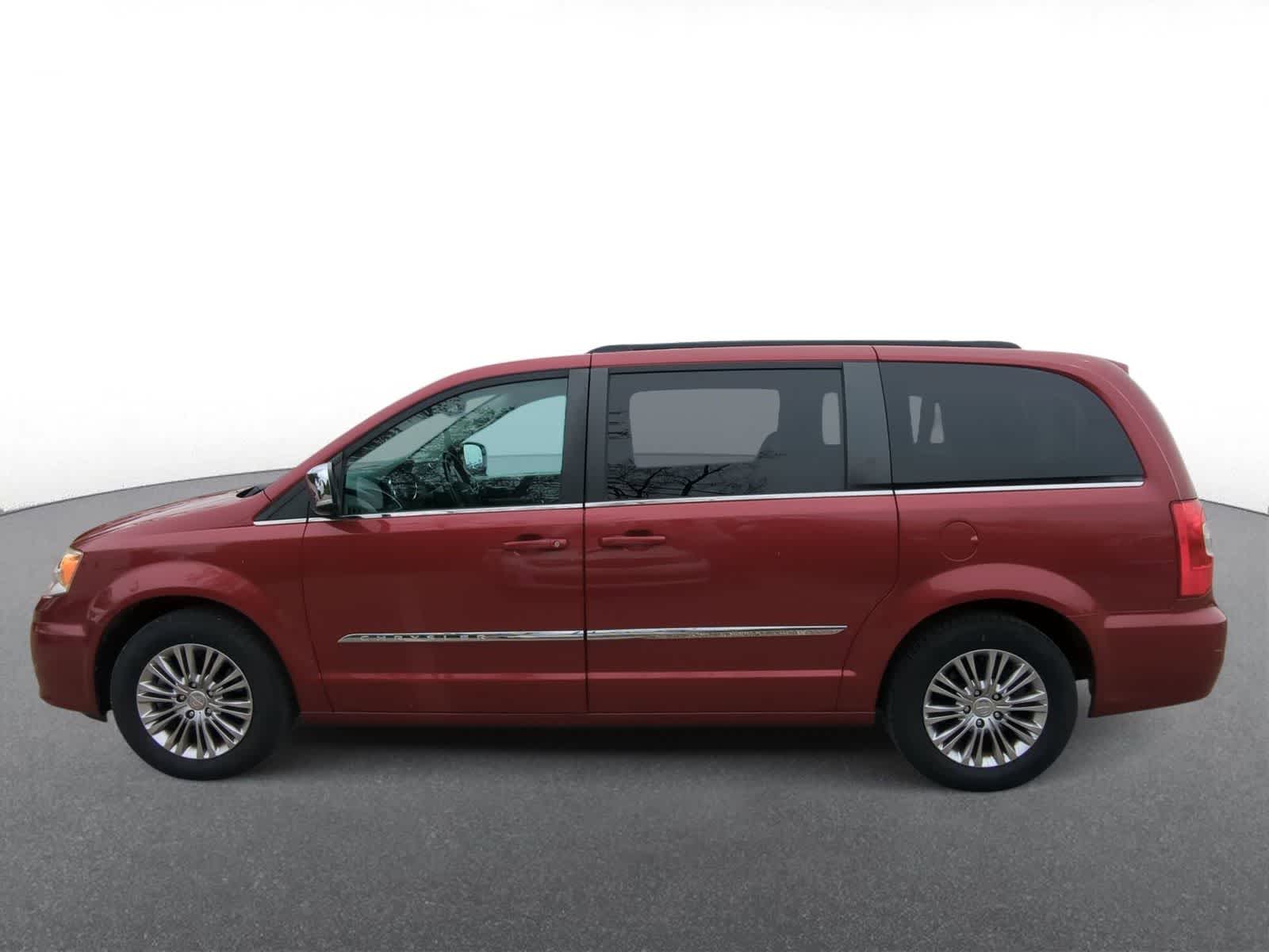 Thumbnail: 2013 Chrysler Town & Country - 5