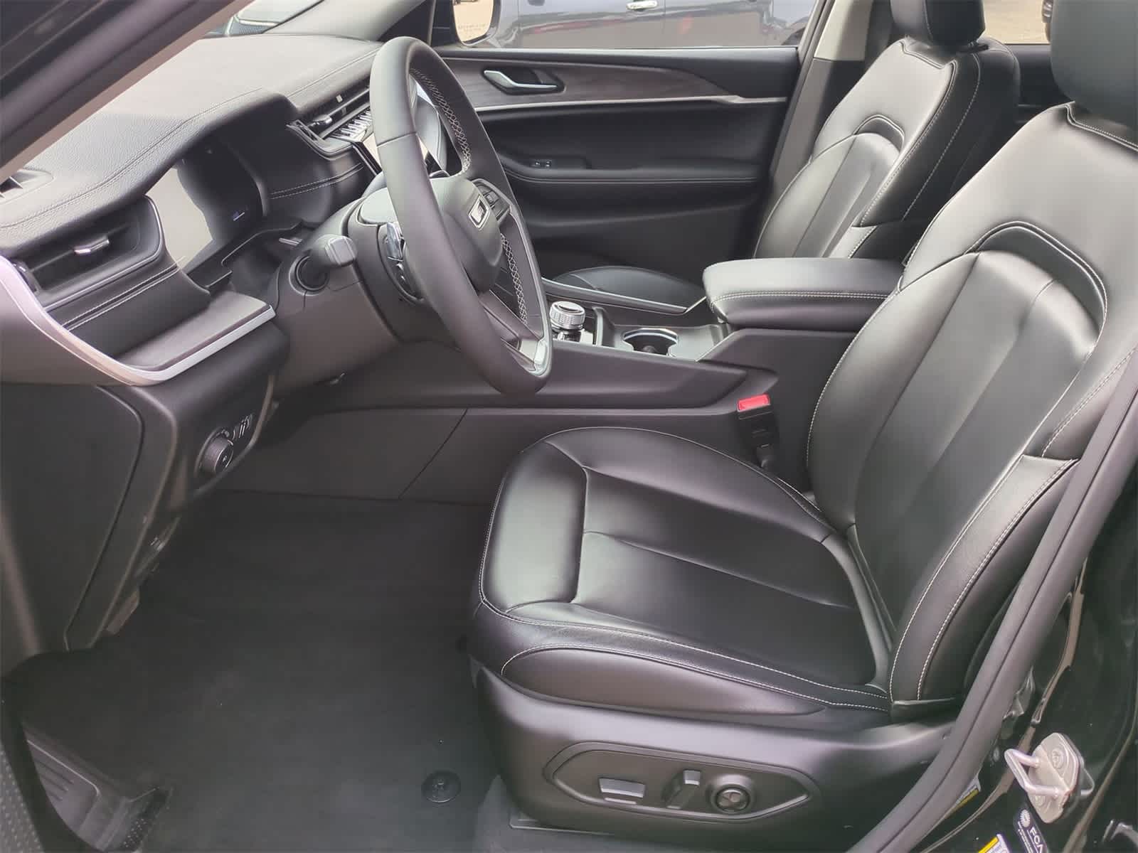 Thumbnail: 2023 Jeep Grand Cherokee - 16