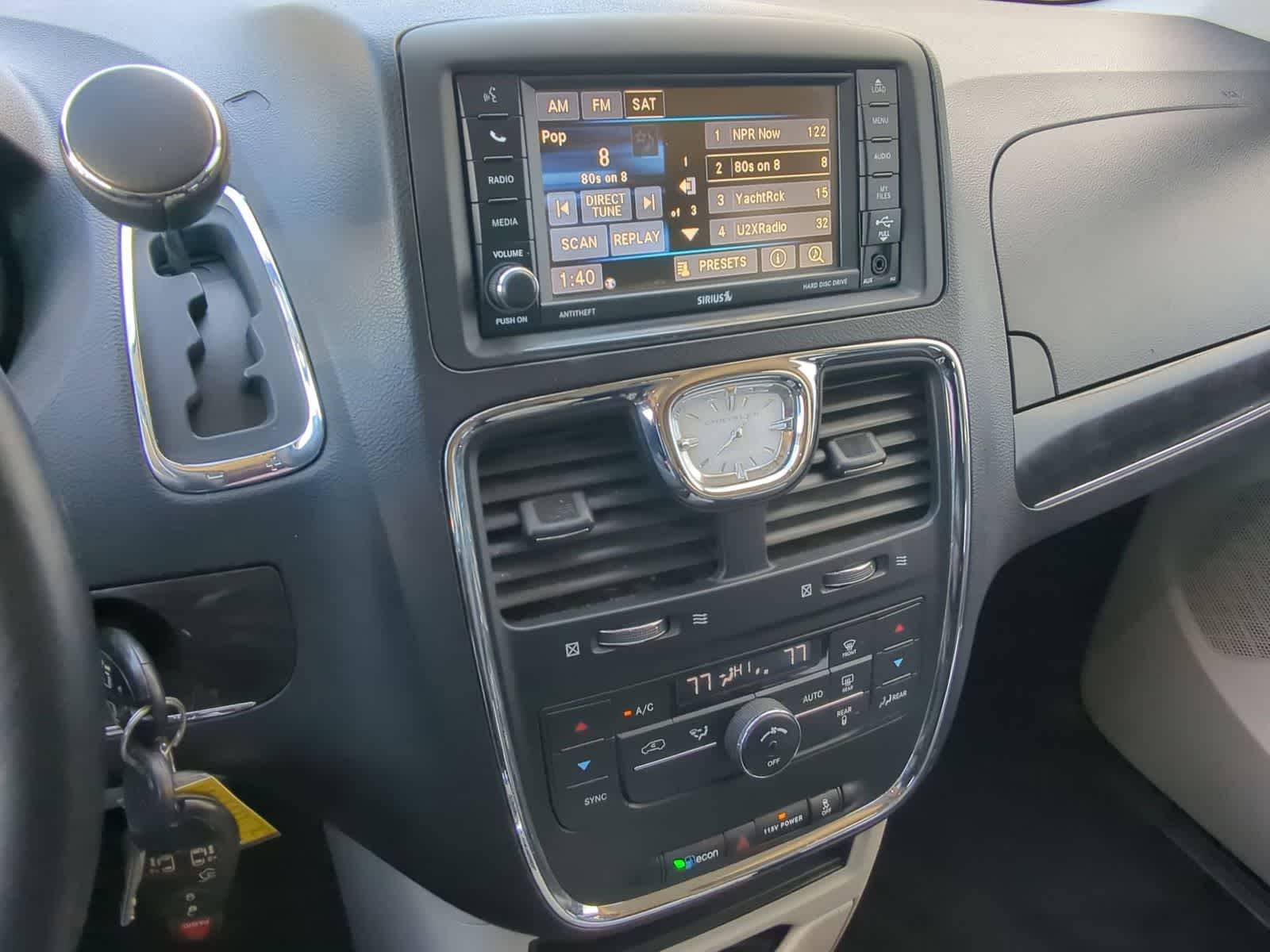 Thumbnail: 2014 Chrysler Town & Country - 26