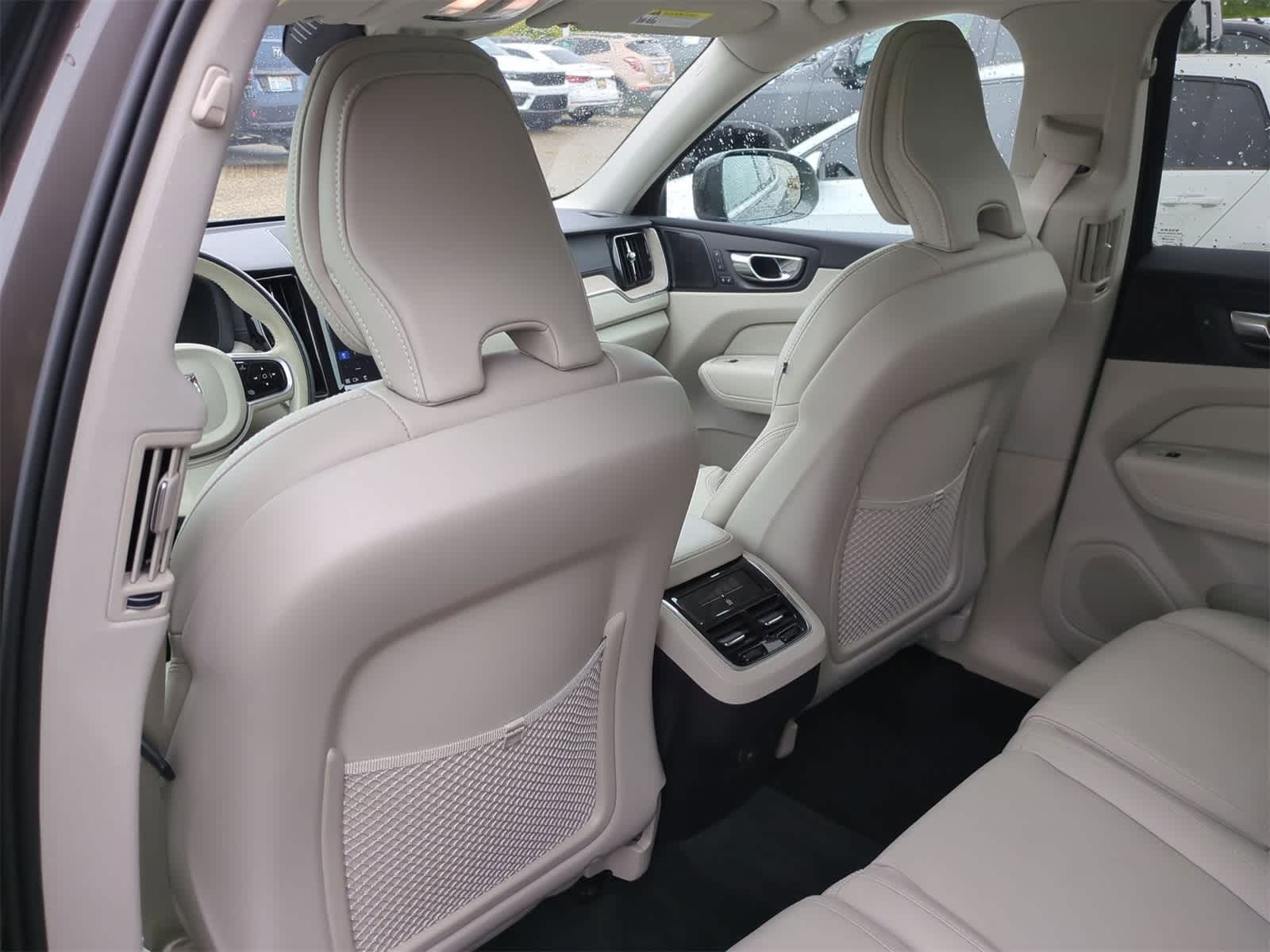 Thumbnail: 2022 Volvo XC60 - 16