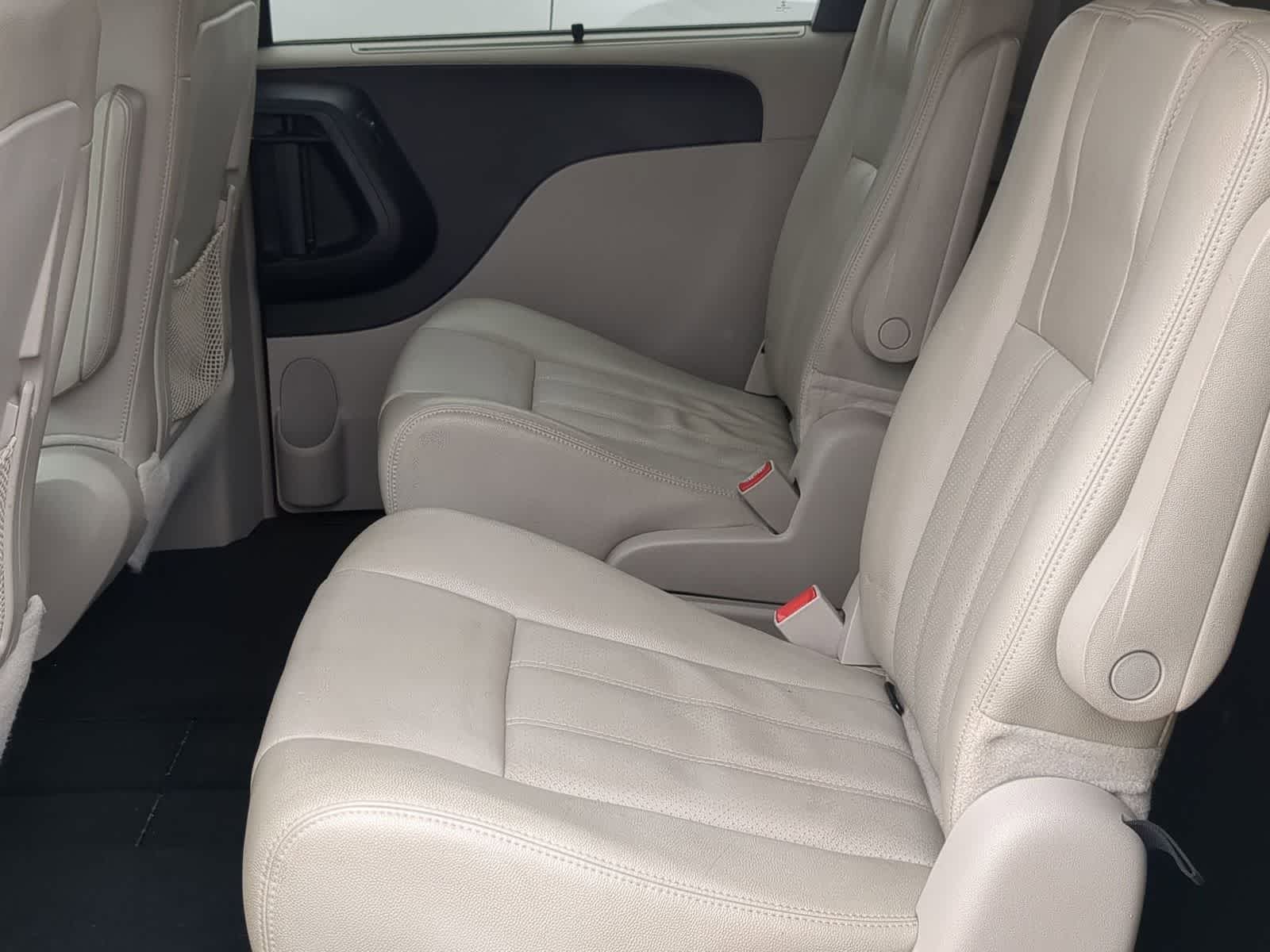 Thumbnail: 2013 Chrysler Town & Country - 19