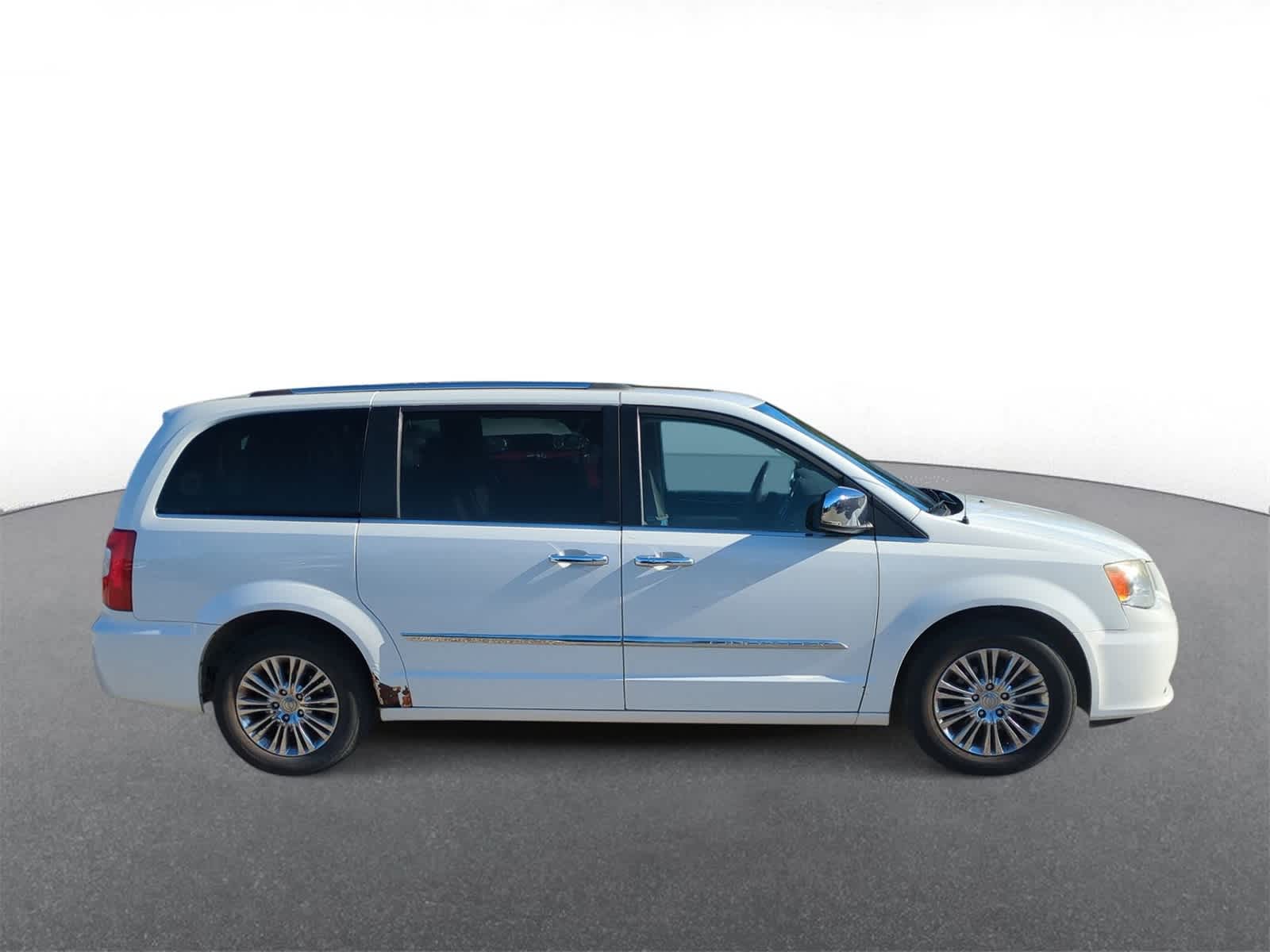 Thumbnail: 2011 Chrysler Town & Country - 9