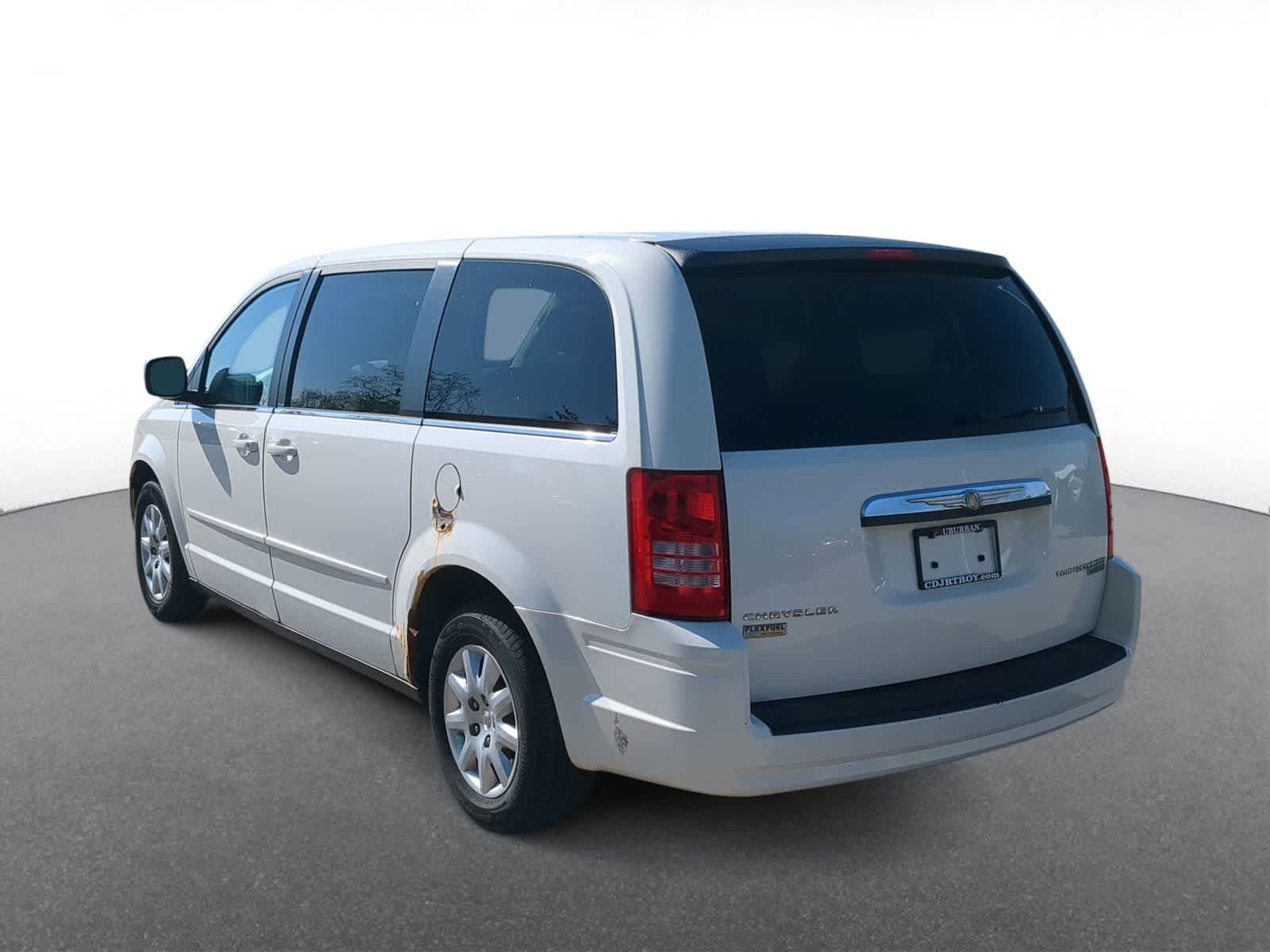 Thumbnail: 2010 Chrysler Town & Country - 6
