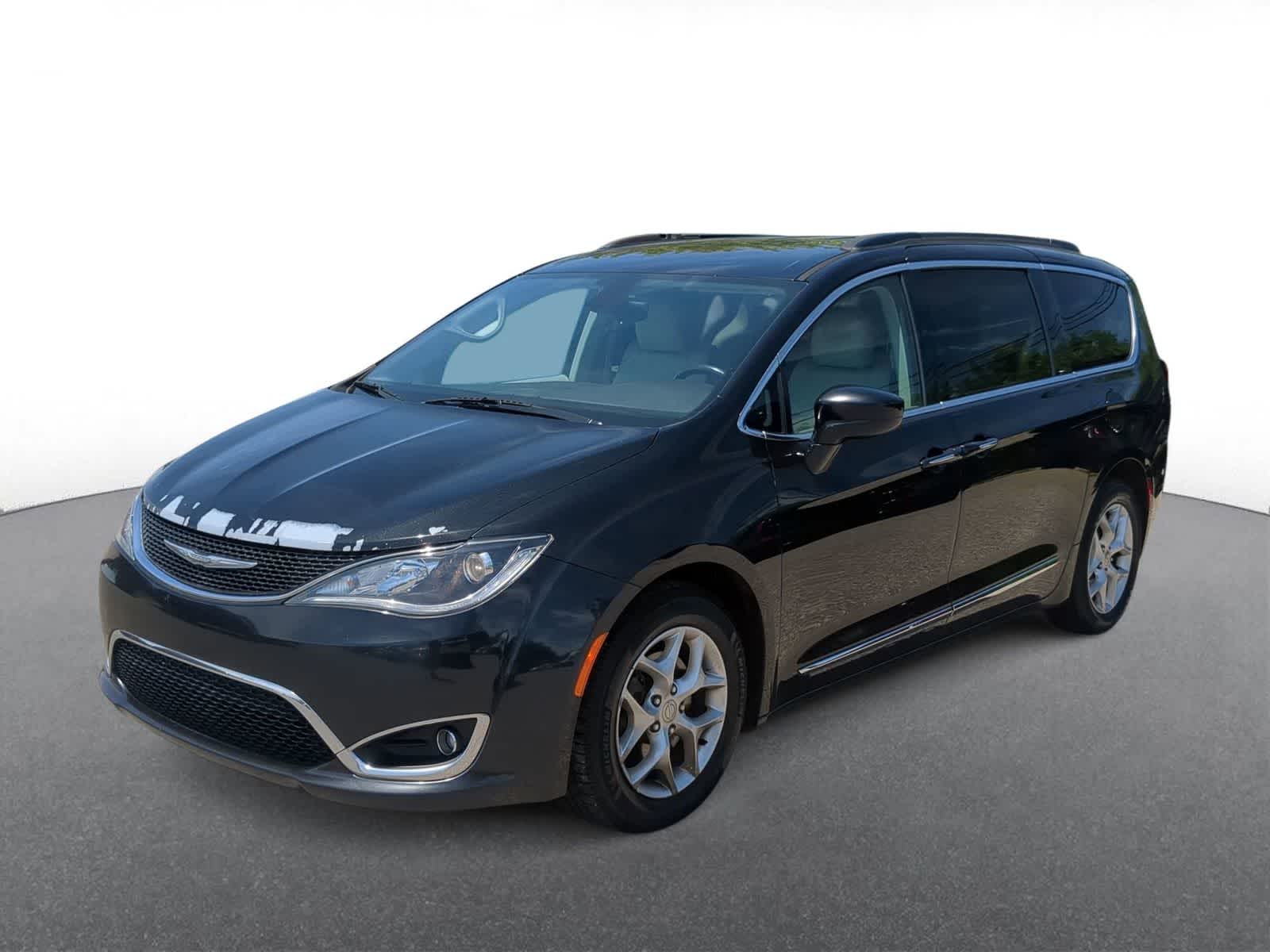 Thumbnail: 2017 Chrysler Pacifica - 4
