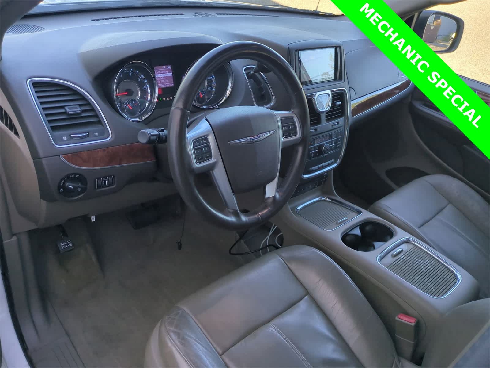 Thumbnail: 2011 Chrysler Town & Country - 10