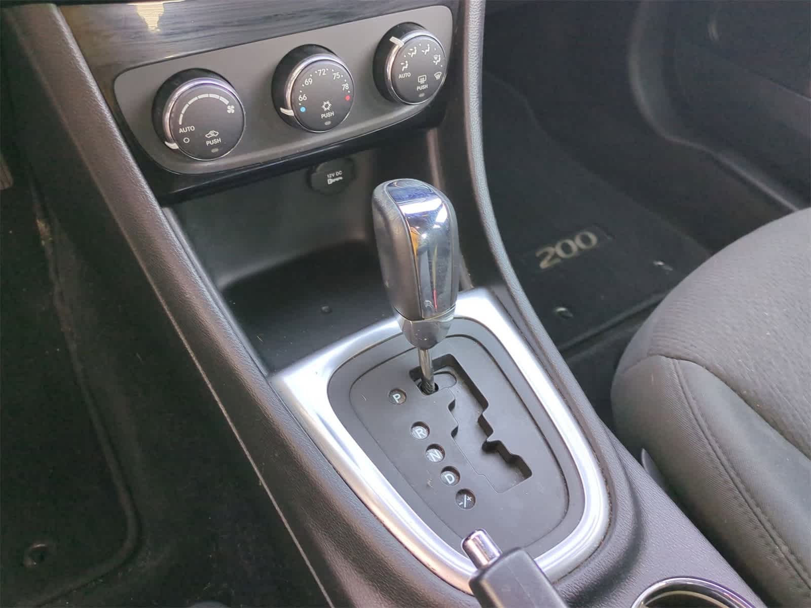2012 Chrysler 200 Touring 25