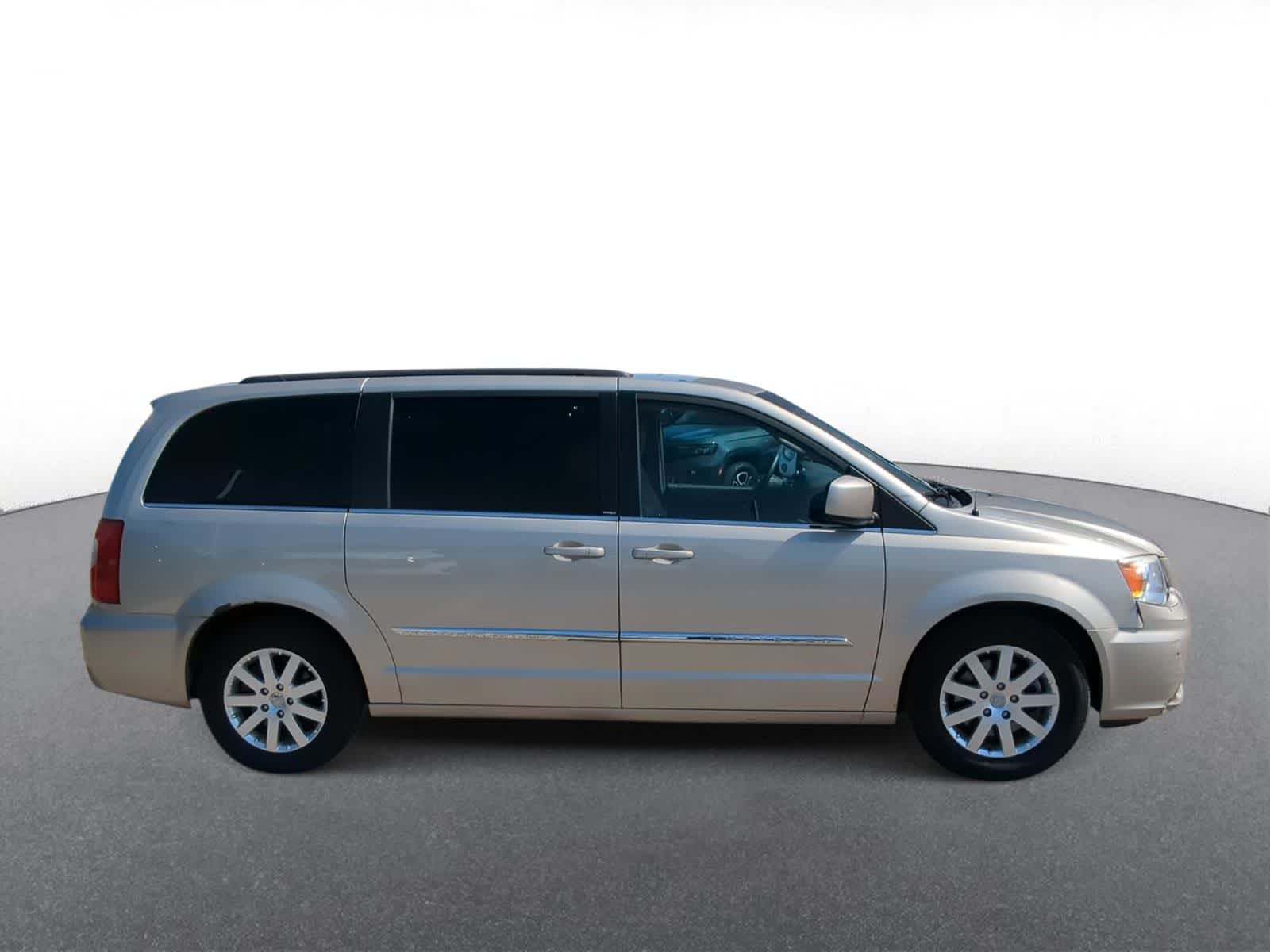 Thumbnail: 2013 Chrysler Town & Country - 9