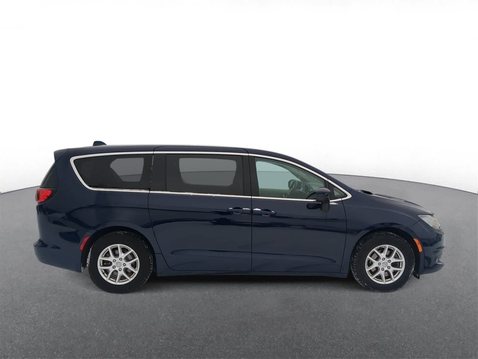 Thumbnail: 2017 Chrysler Pacifica - 9