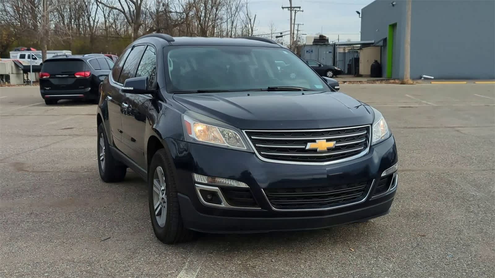 2015 Chevrolet Traverse 1LT photo 2