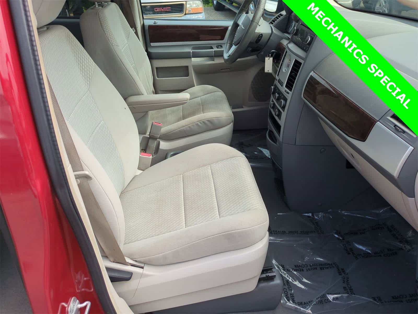 Thumbnail: 2009 Chrysler Town & Country - 19