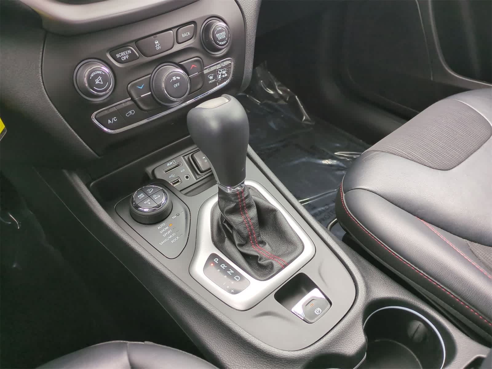 Thumbnail: 2015 Jeep Cherokee - 32