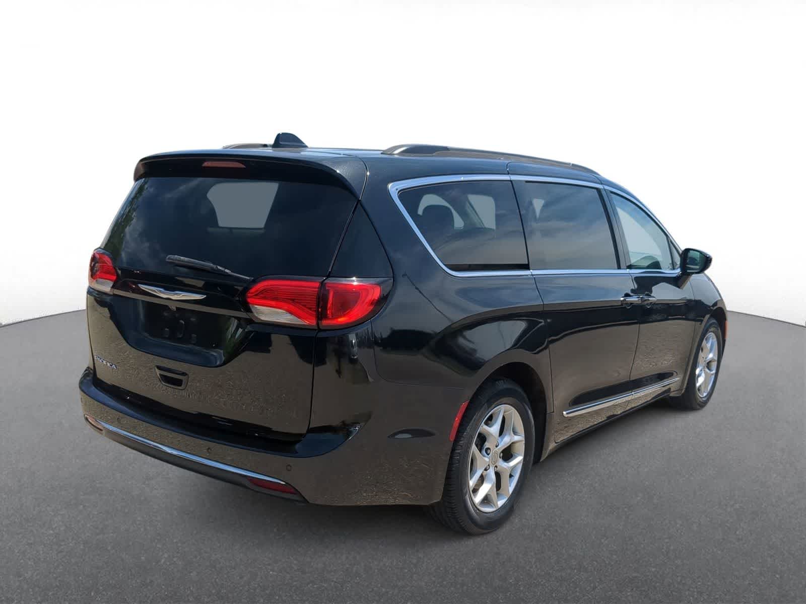Thumbnail: 2017 Chrysler Pacifica - 8