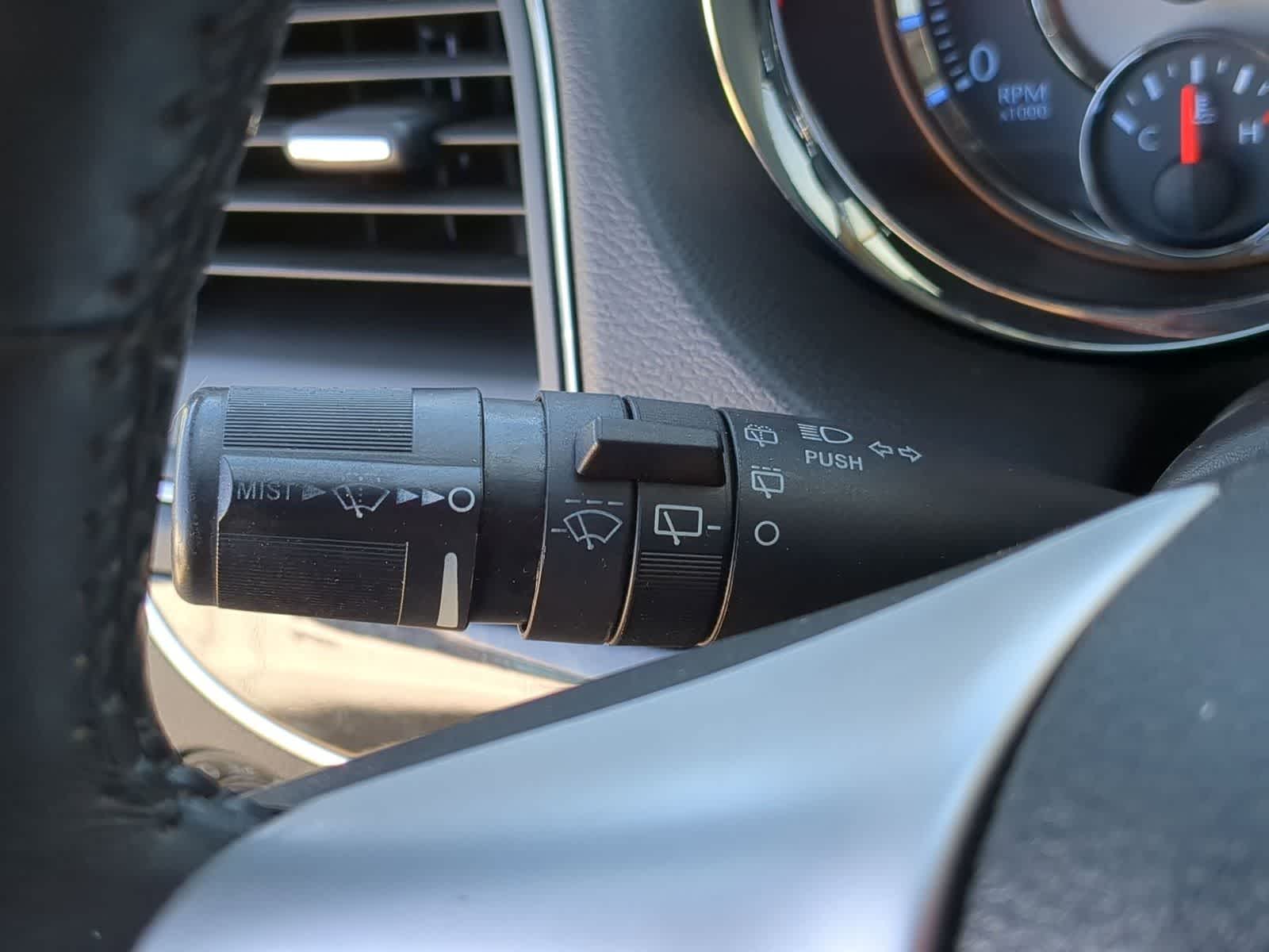 Thumbnail: 2014 Chrysler Town & Country - 25