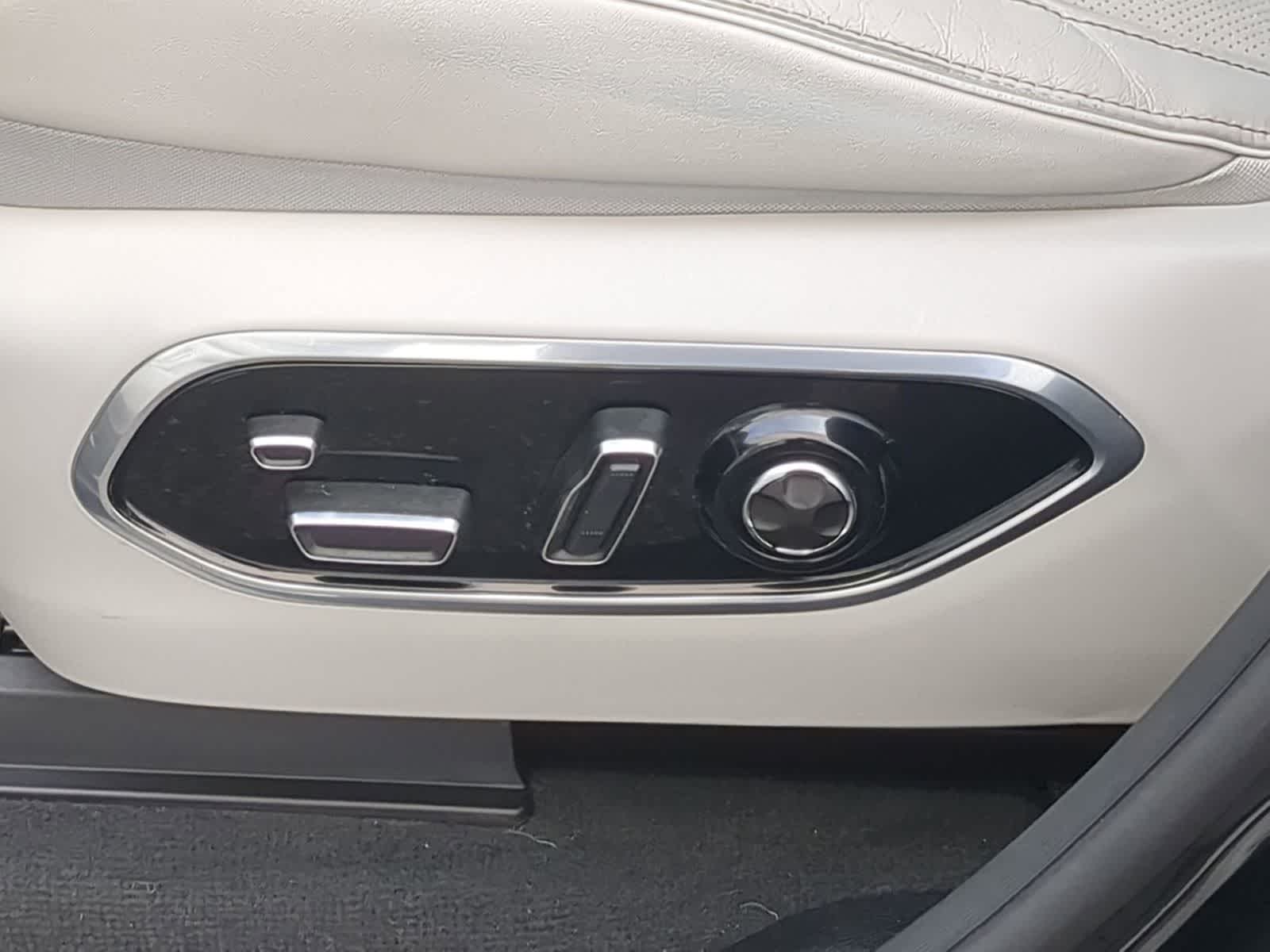 Thumbnail: 2023 Jeep Grand Cherokee - 17