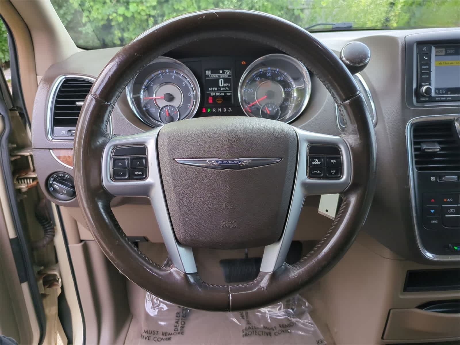 Thumbnail: 2011 Chrysler Town & Country - 19