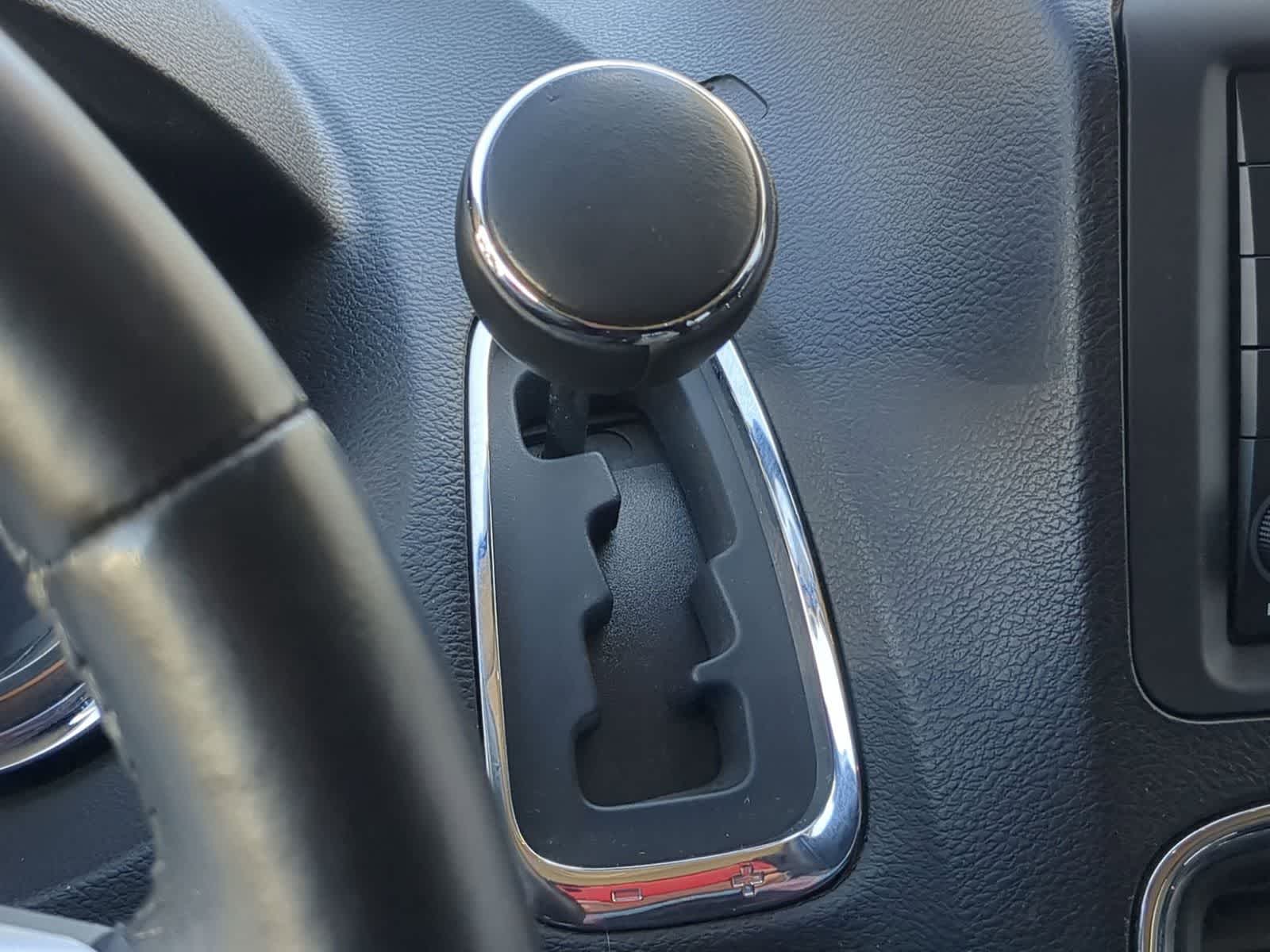 Thumbnail: 2014 Chrysler Town & Country - 28