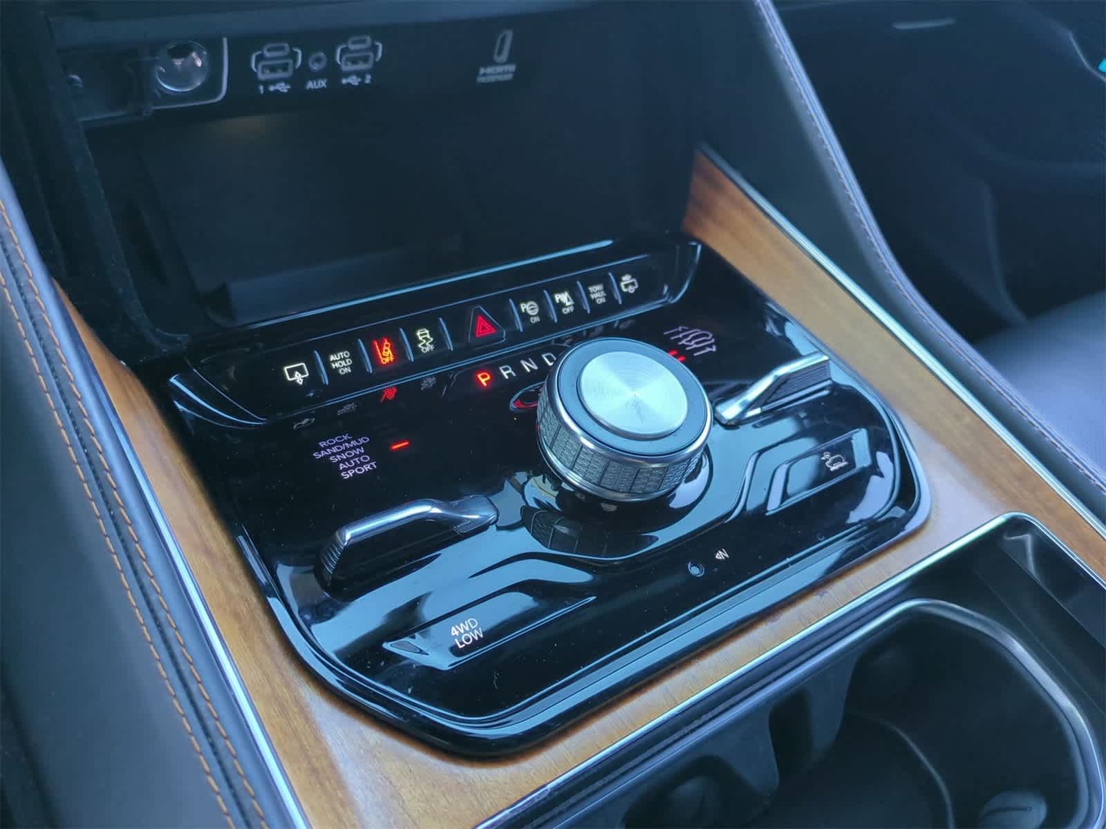 Thumbnail: 2022 Jeep Grand Wagoneer - 32