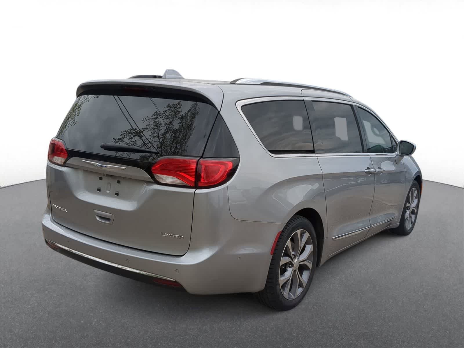 Thumbnail: 2018 Chrysler Pacifica - 8