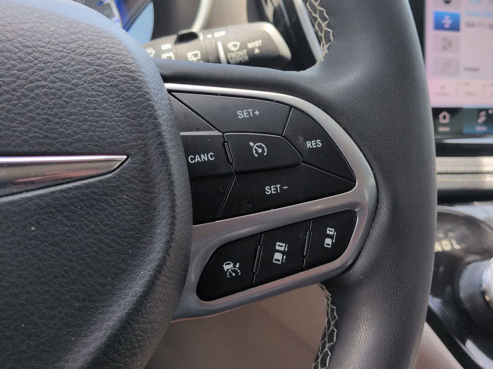 Thumbnail: 2023 Chrysler Pacifica - 25