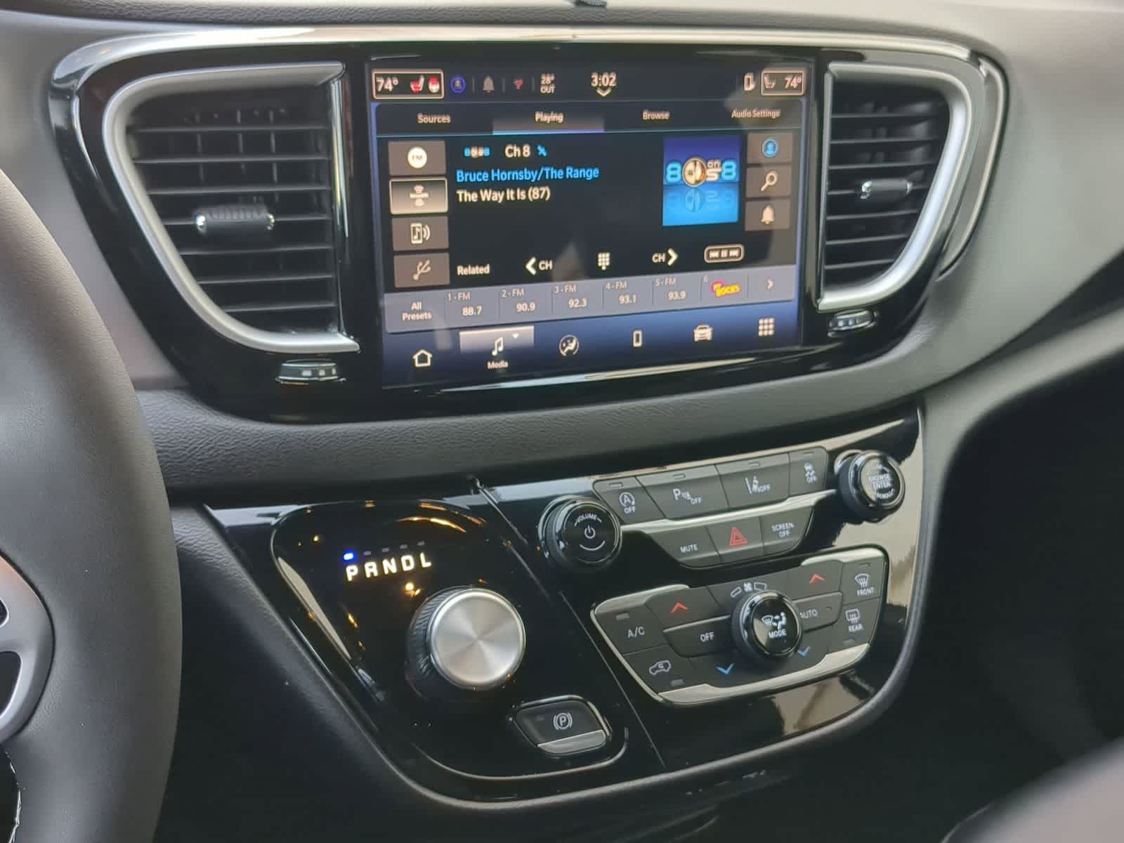 Thumbnail: 2025 Chrysler Voyager - 27