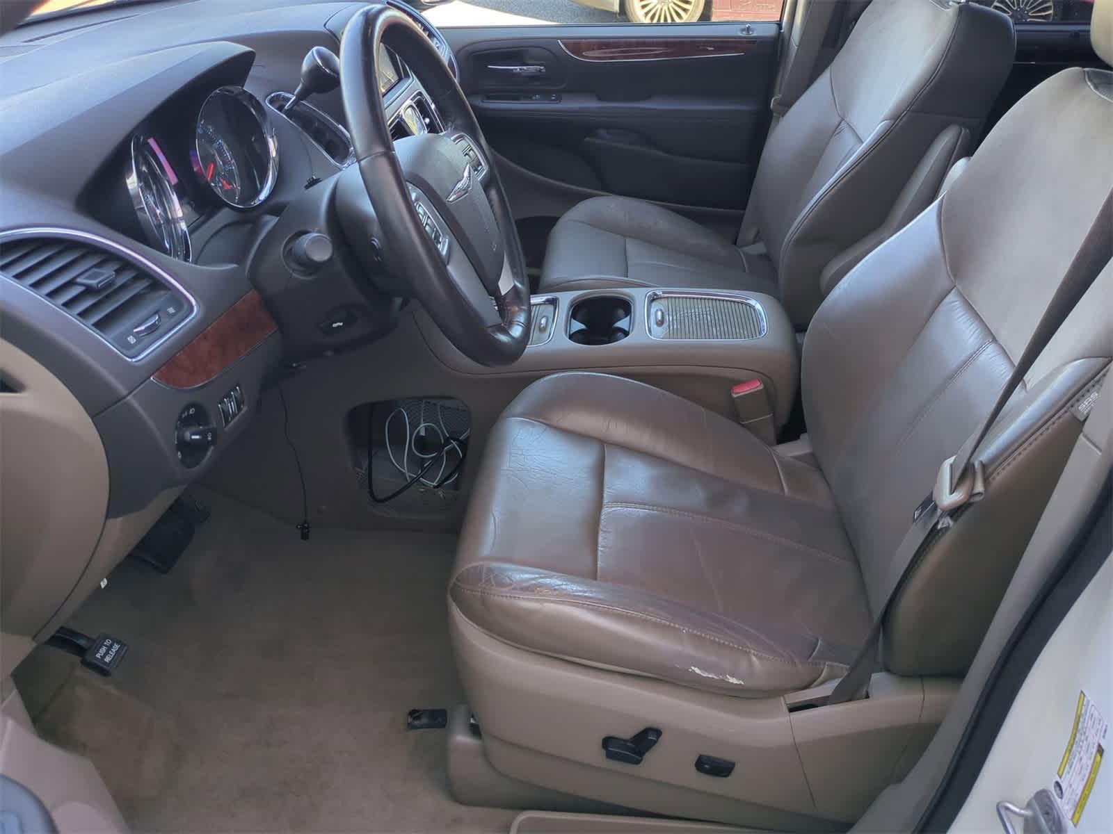 Thumbnail: 2011 Chrysler Town & Country - 15