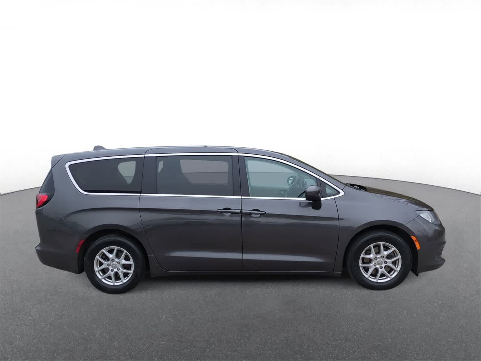 Thumbnail: 2017 Chrysler Pacifica - 9