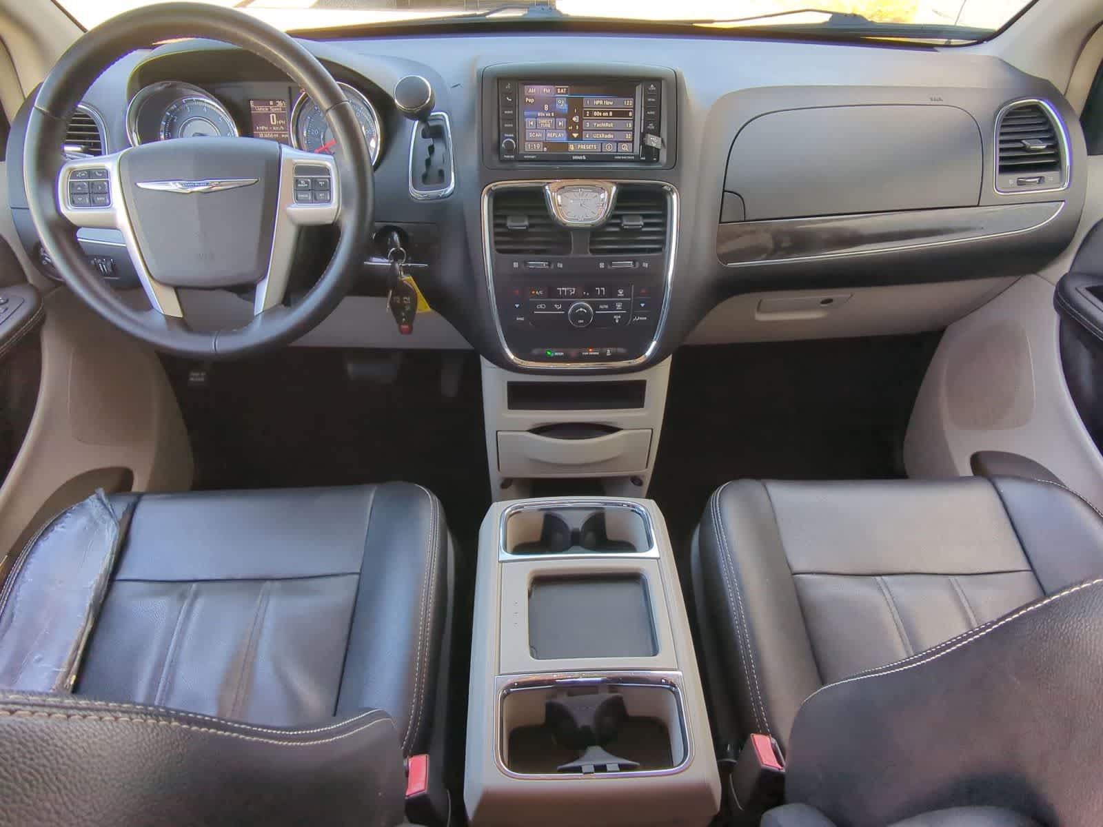 Thumbnail: 2014 Chrysler Town & Country - 15
