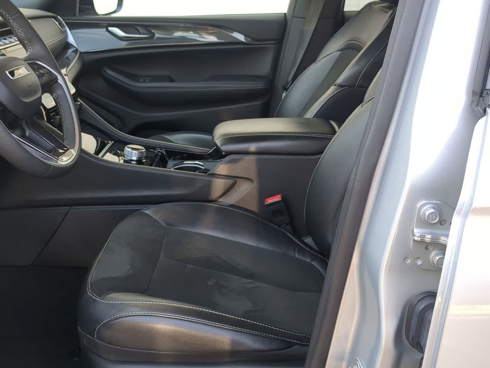 Thumbnail: 2023 Jeep Grand Cherokee - 16