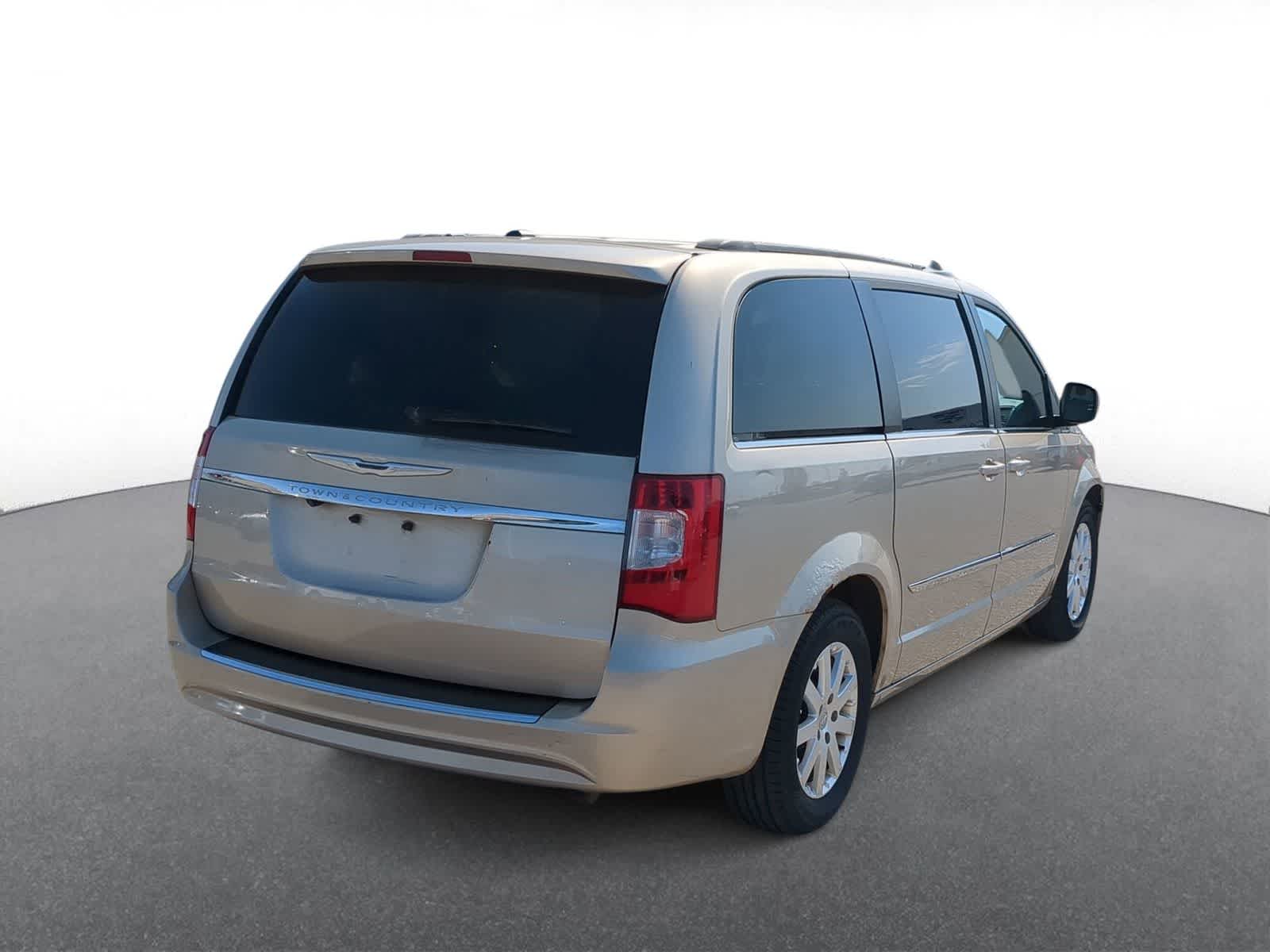 Thumbnail: 2013 Chrysler Town & Country - 8
