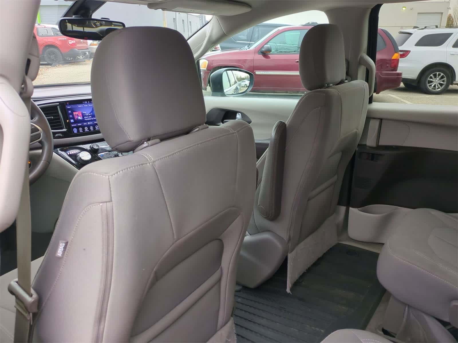 Thumbnail: 2017 Chrysler Pacifica - 18